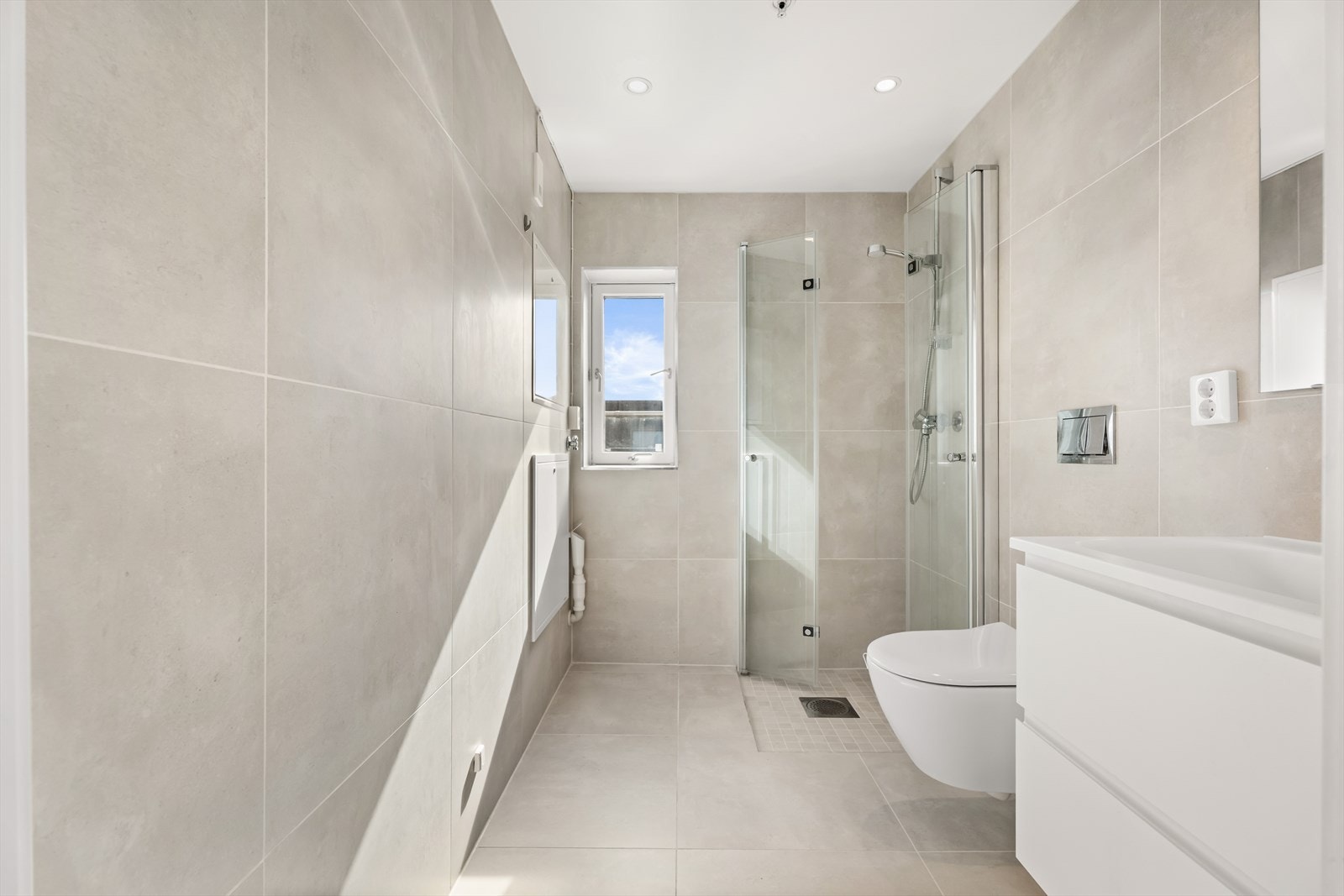 Badet fra 2020 er helfliset og har vannbåren gulvvarme. Galleribilde