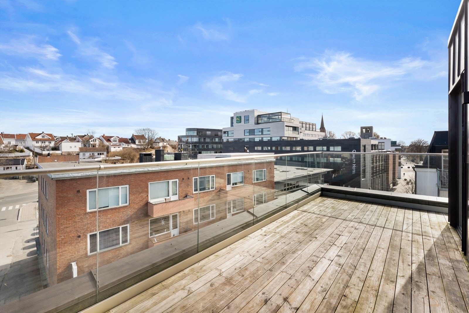 Her kan du nye solen på terrassen som strekker seg langs to sider av boligen. Galleribilde