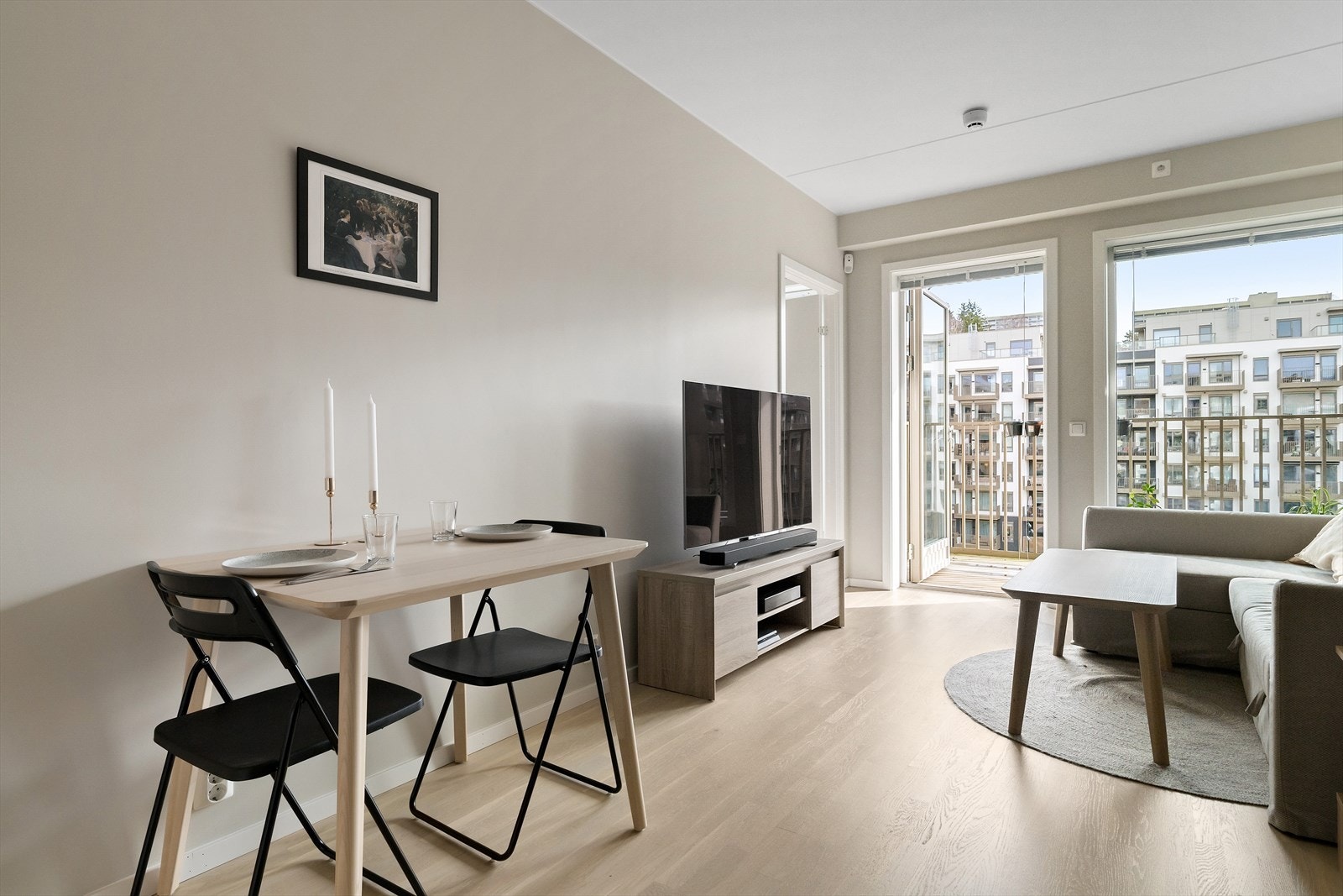 Oppholdsrommet har god plass til både sofagruppe og annen møblement. Galleribilde