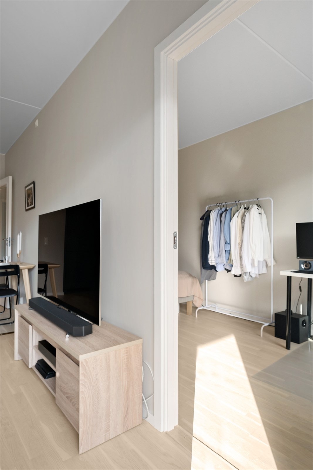 Leiligheten har store vindusflater, som sørger for et godt lysinnslipp. Galleribilde