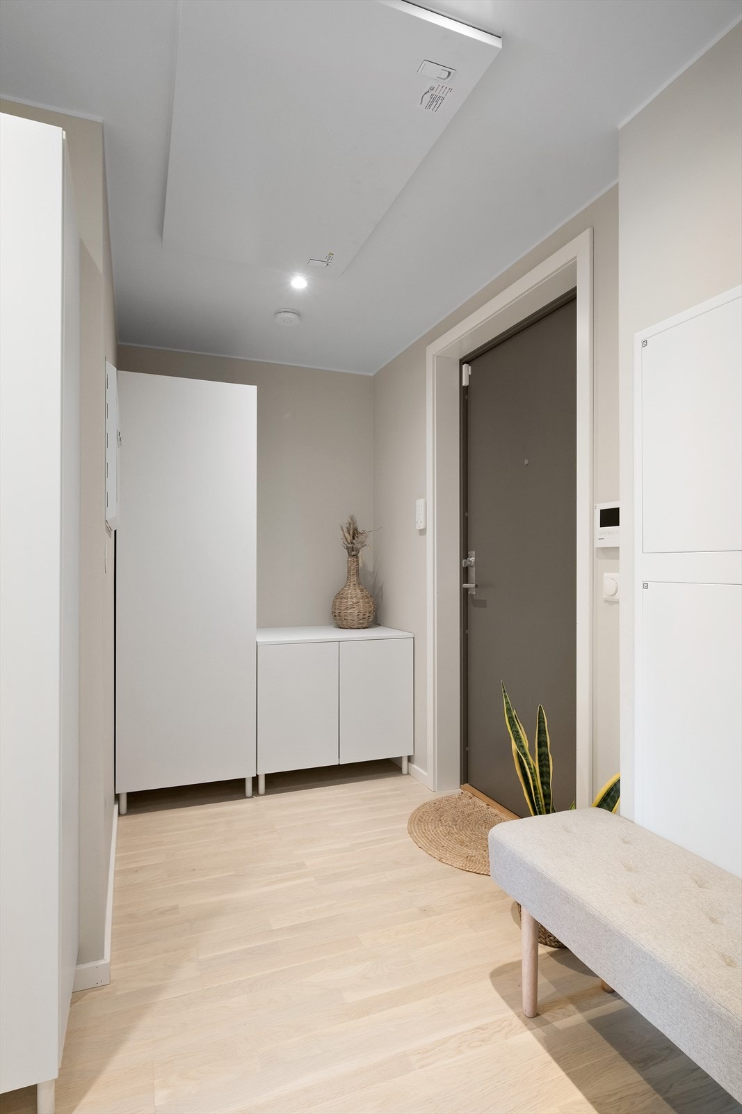 Entréen gir et godt førstegangsinntrykk. Det er god plass til ønsket entrémøbel. Galleribilde