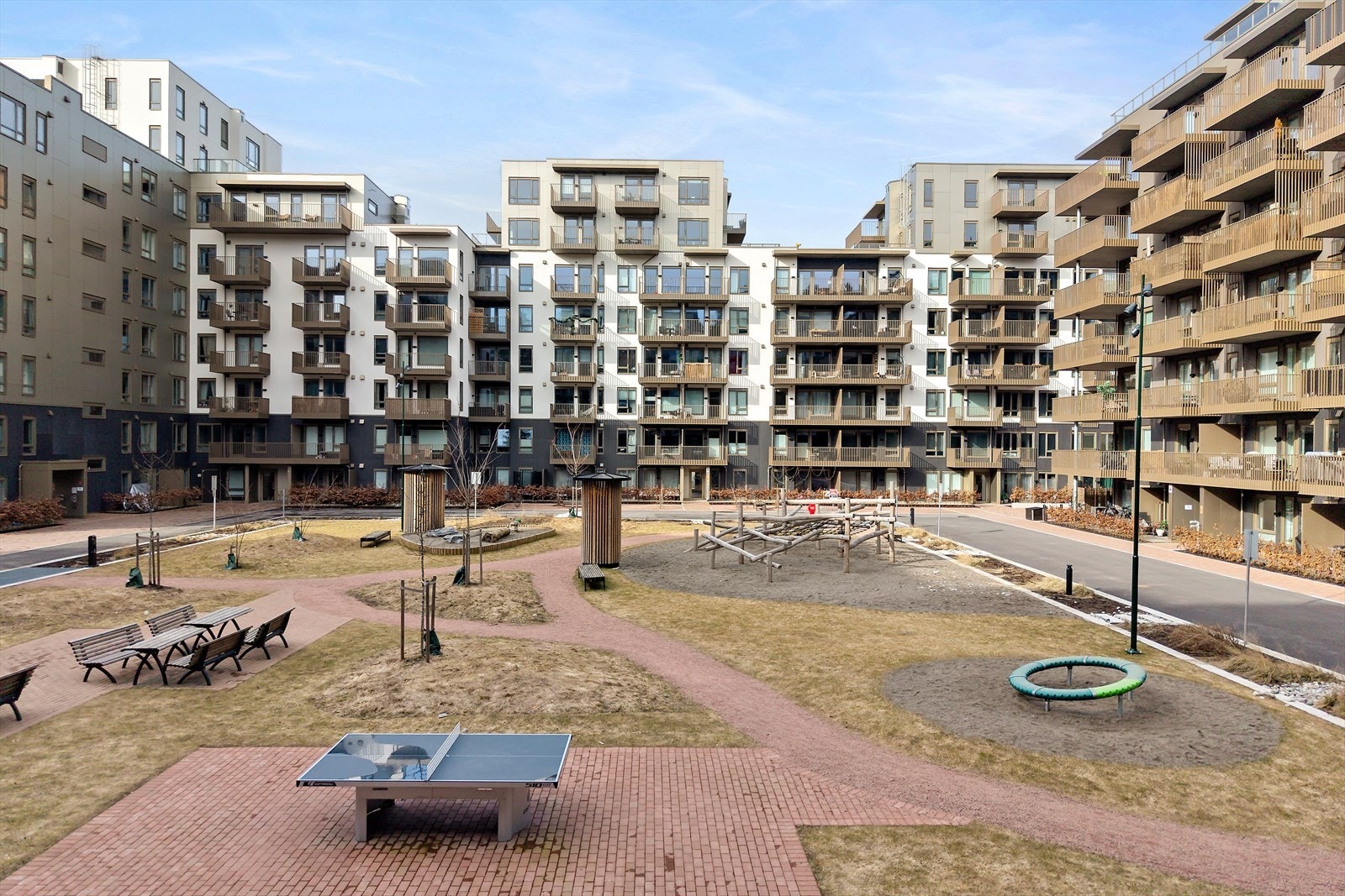 Det er kort avstand til servicetilbud, kollektivtransport og daglige nødvendigheter. Galleribilde