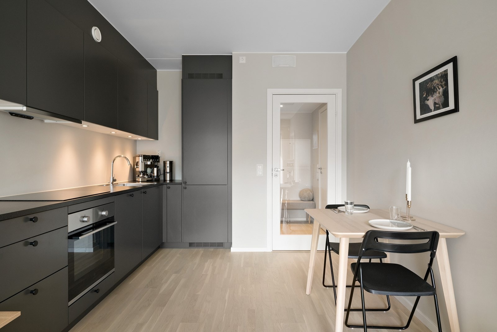 Det er kjøl/fryseskap, oppvaskmaskin, komfyr, platetopp, vannstoppsystem
og komfyrvakt. Galleribilde