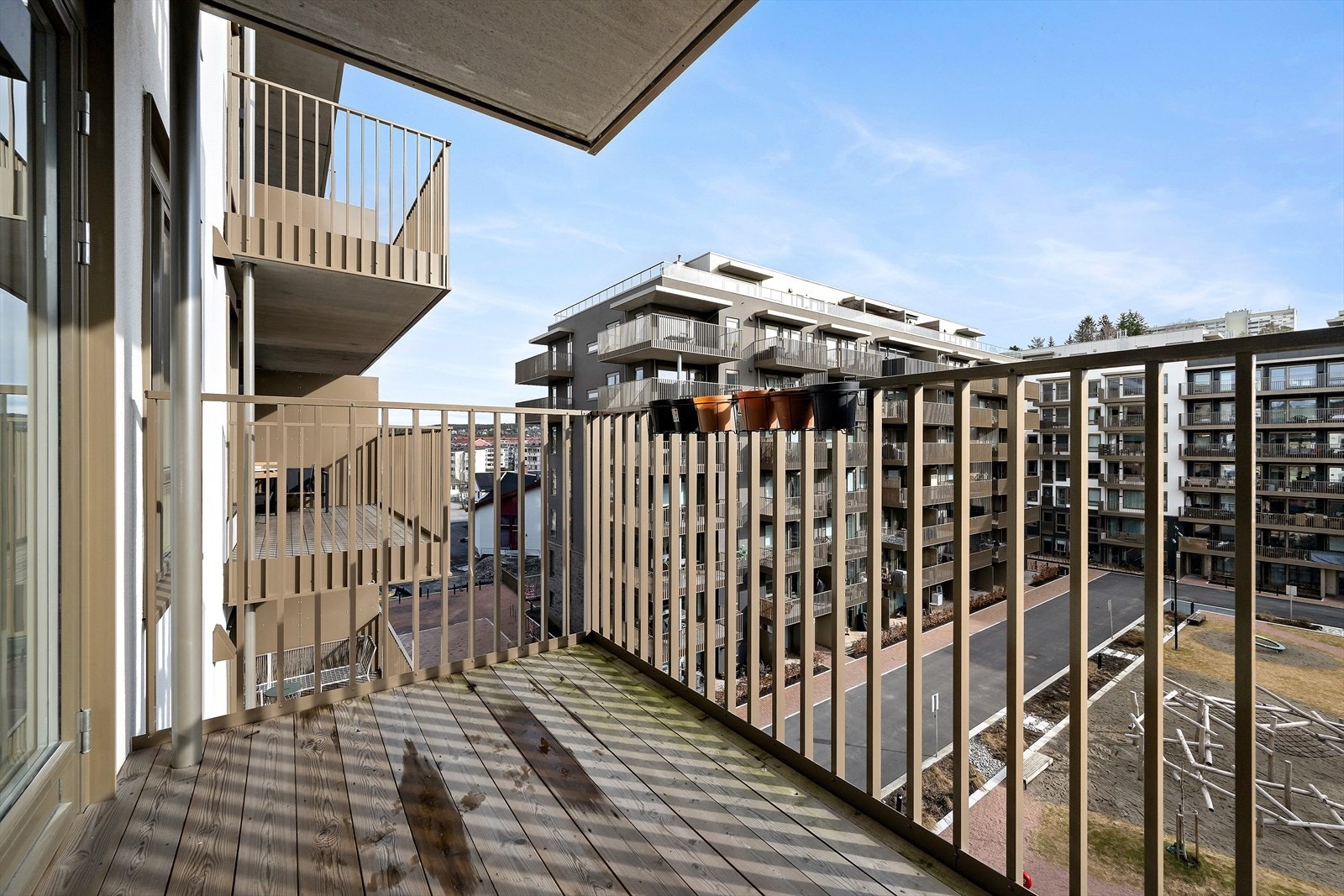 Beliggende sentralt på Skårersletta i Lørenskog. Åpen & luftig fra balkongen Galleribilde