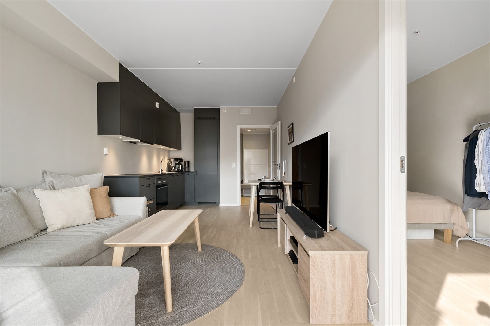 Det er gulv av parkett. Galleribilde