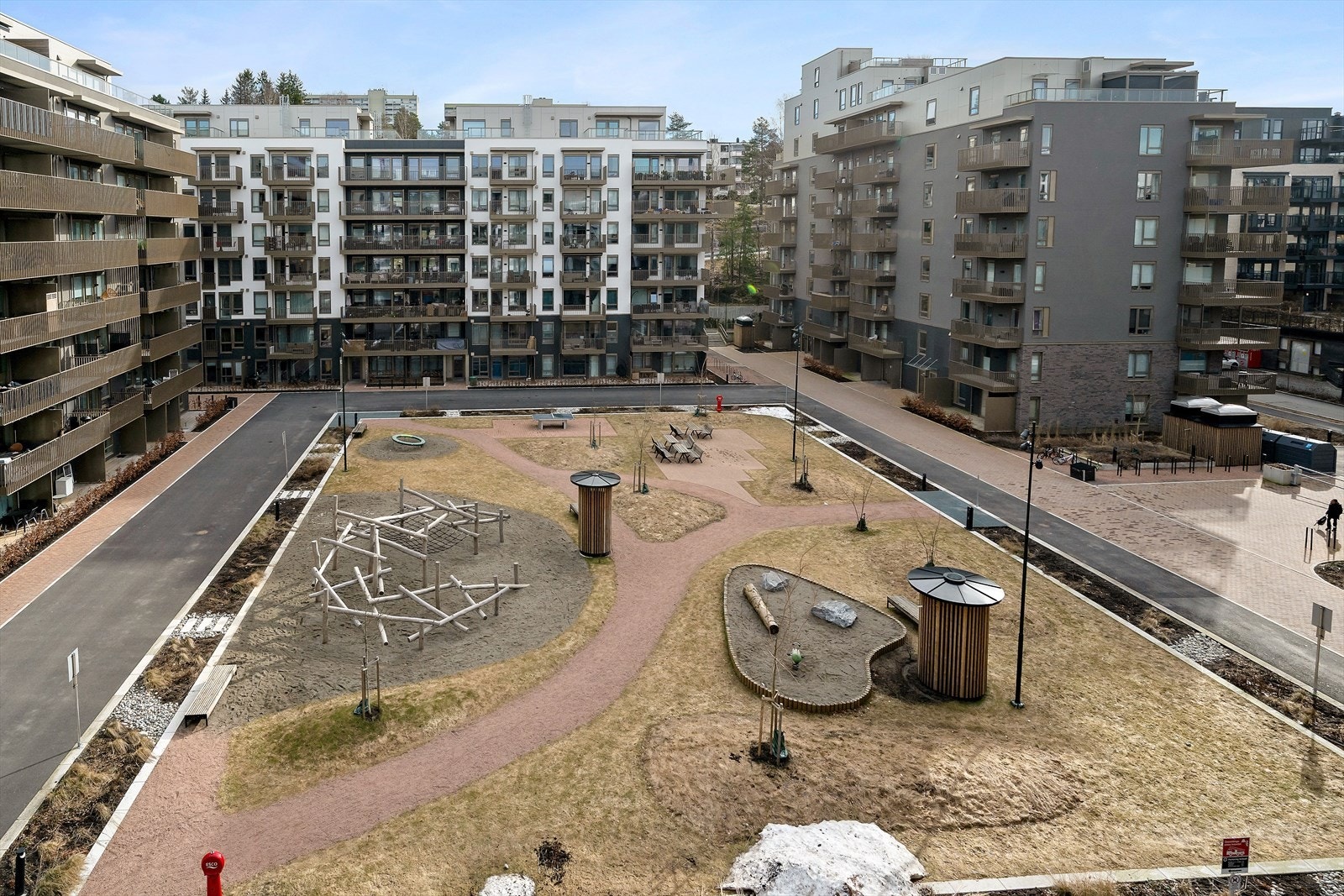 Sentralt i gårdsrommet er det et stort grøntareal med benker og lekeapparater. Galleribilde