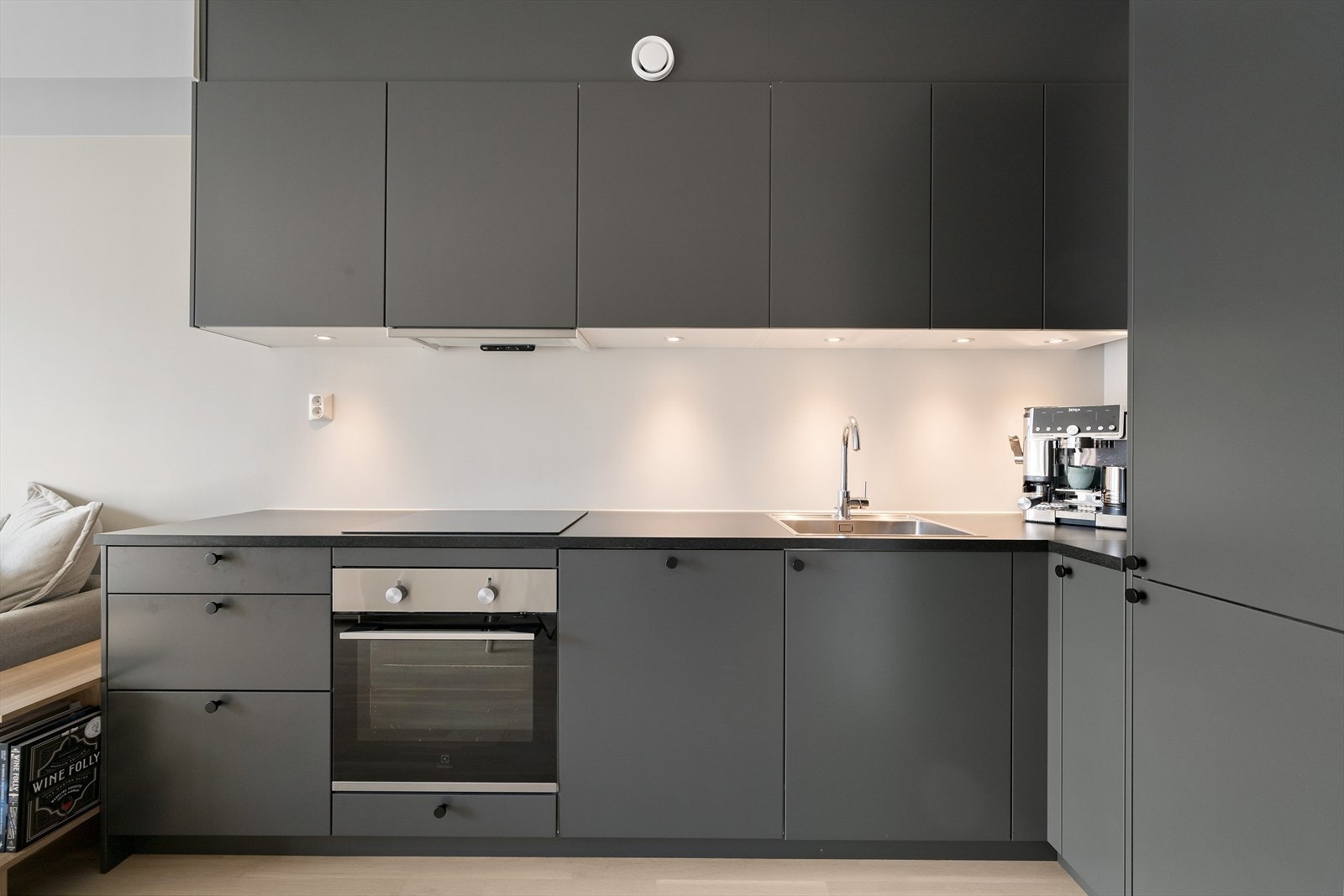 Det er innredning med glatte fronter og benkeplaten av laminat. Oppgradert leveranse Galleribilde