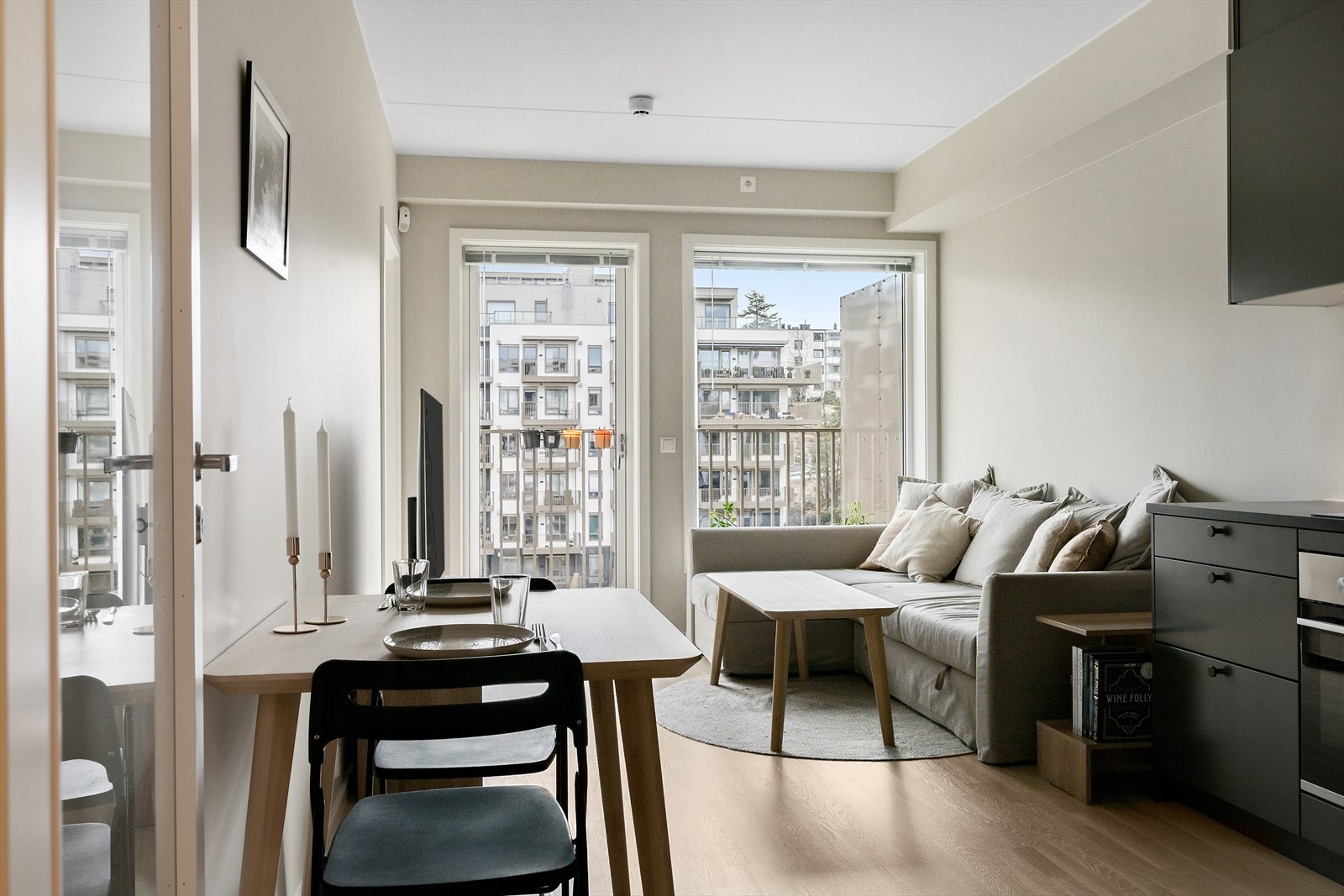 Leiligheten har en åpen stue/kjøkken-løsning. Galleribilde