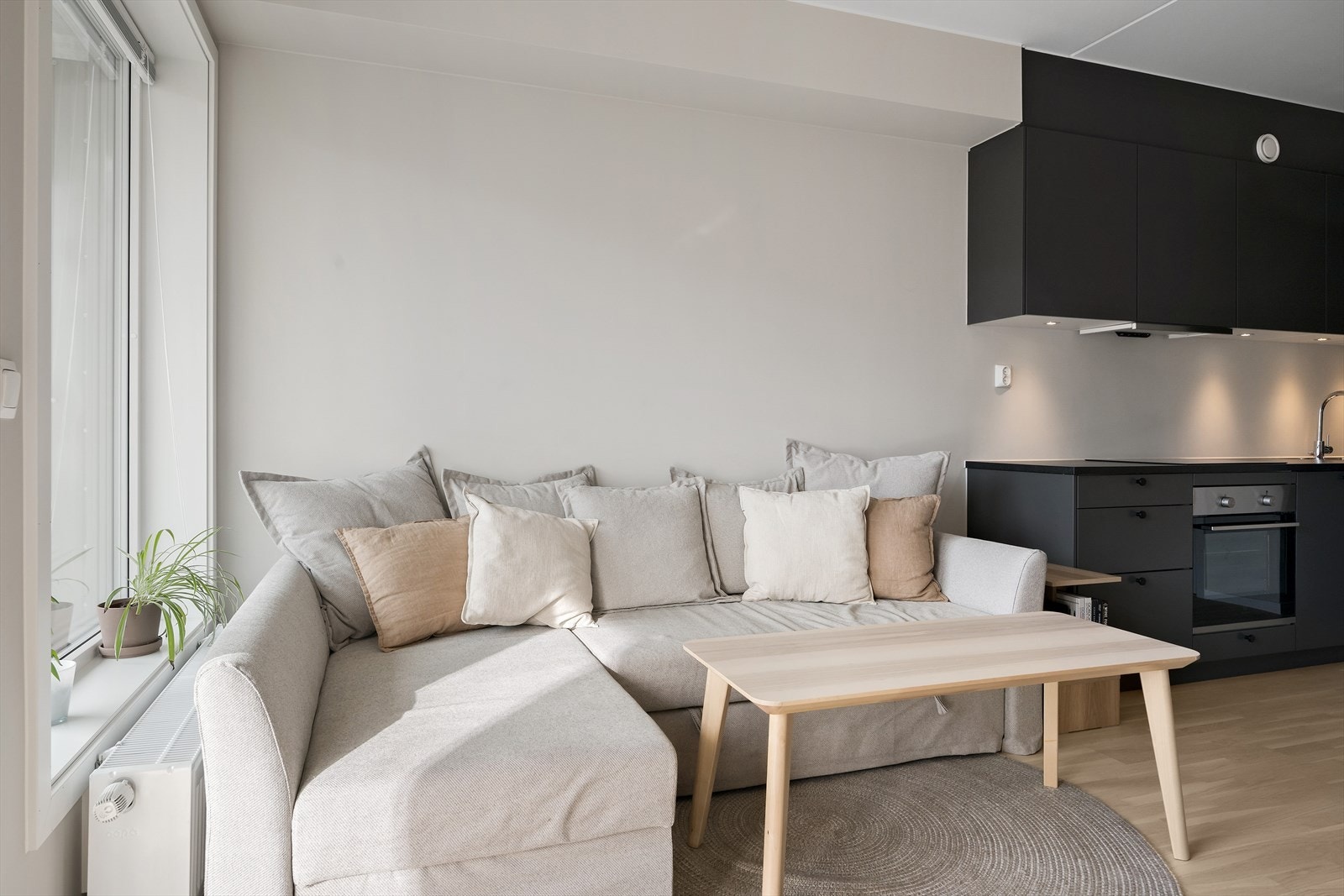 Moderne fargepalett er gjennomgående for hele leiligheten. Galleribilde