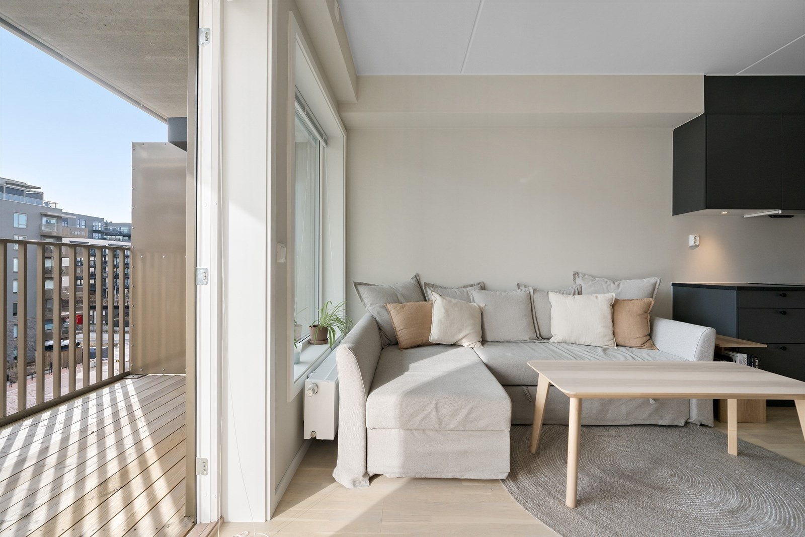 Fra stuen er det utgang til balkong på 5kvm. Morgen og tidlig formiddagssol Galleribilde