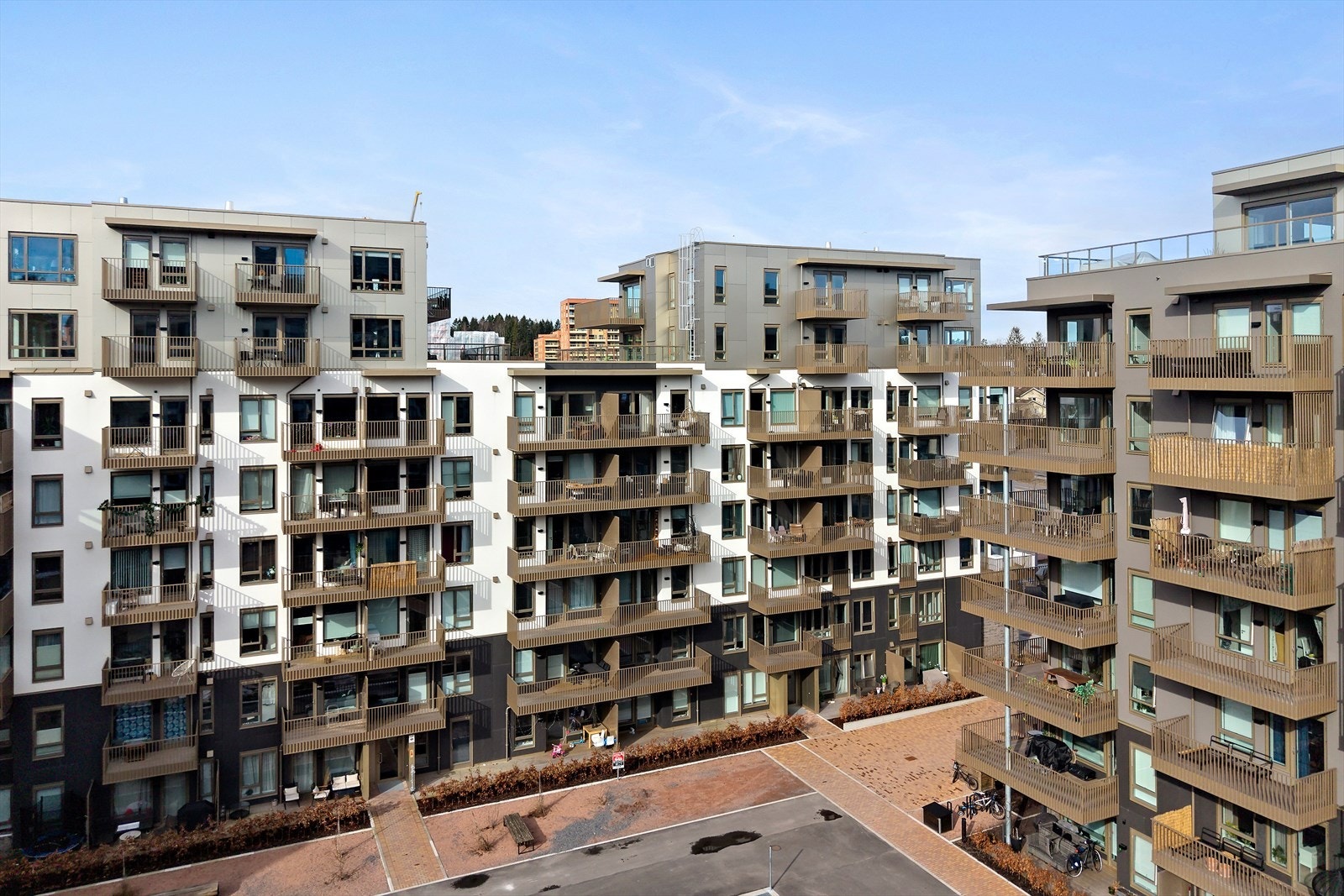 Leiligheten vender inn mot felles gårdsrom uten støy fra trafikk og ingen gjenboere Galleribilde