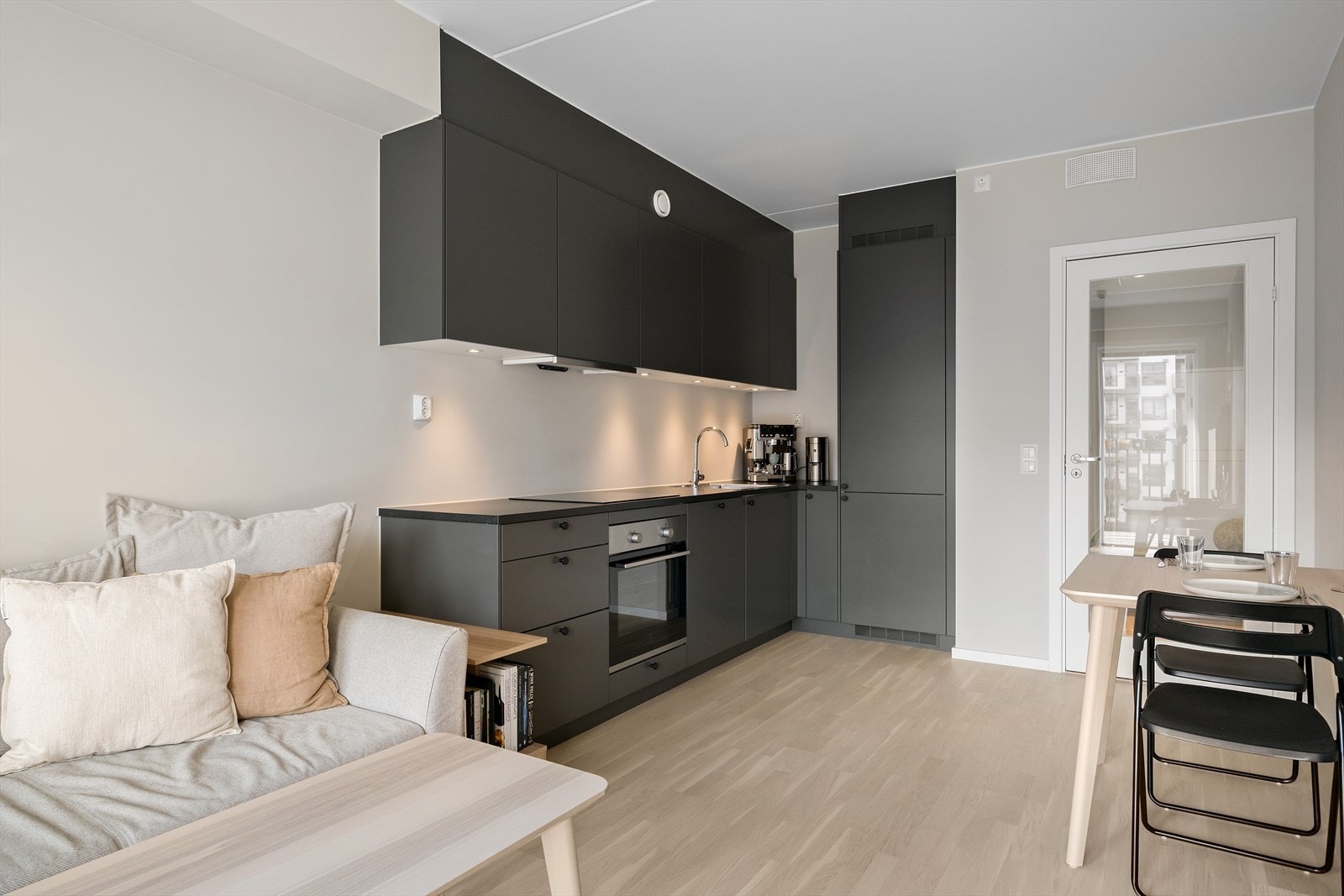 Kjøkkenet har en praktisk utforming med god arbeidsplass. Galleribilde