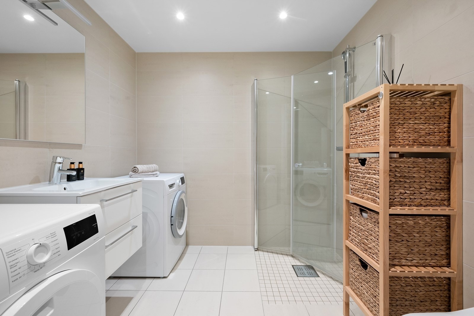 Baderommet har flislagte overflater og vannbåren gulvvarme. Galleribilde