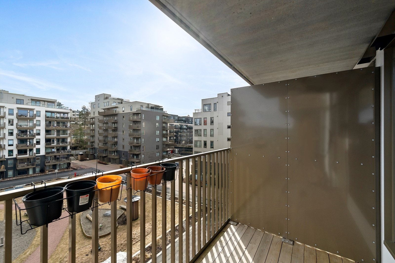 Balkongen gir en naturlig forlengelse av stuen og har plass til utemøblement Galleribilde