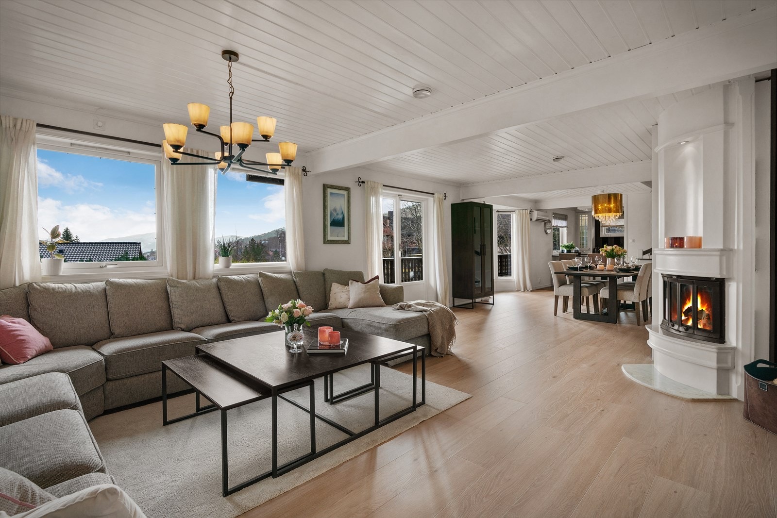 Rommet har store vindusflater som slipper inn rikelig med naturlig lysinslipp. Galleribilde