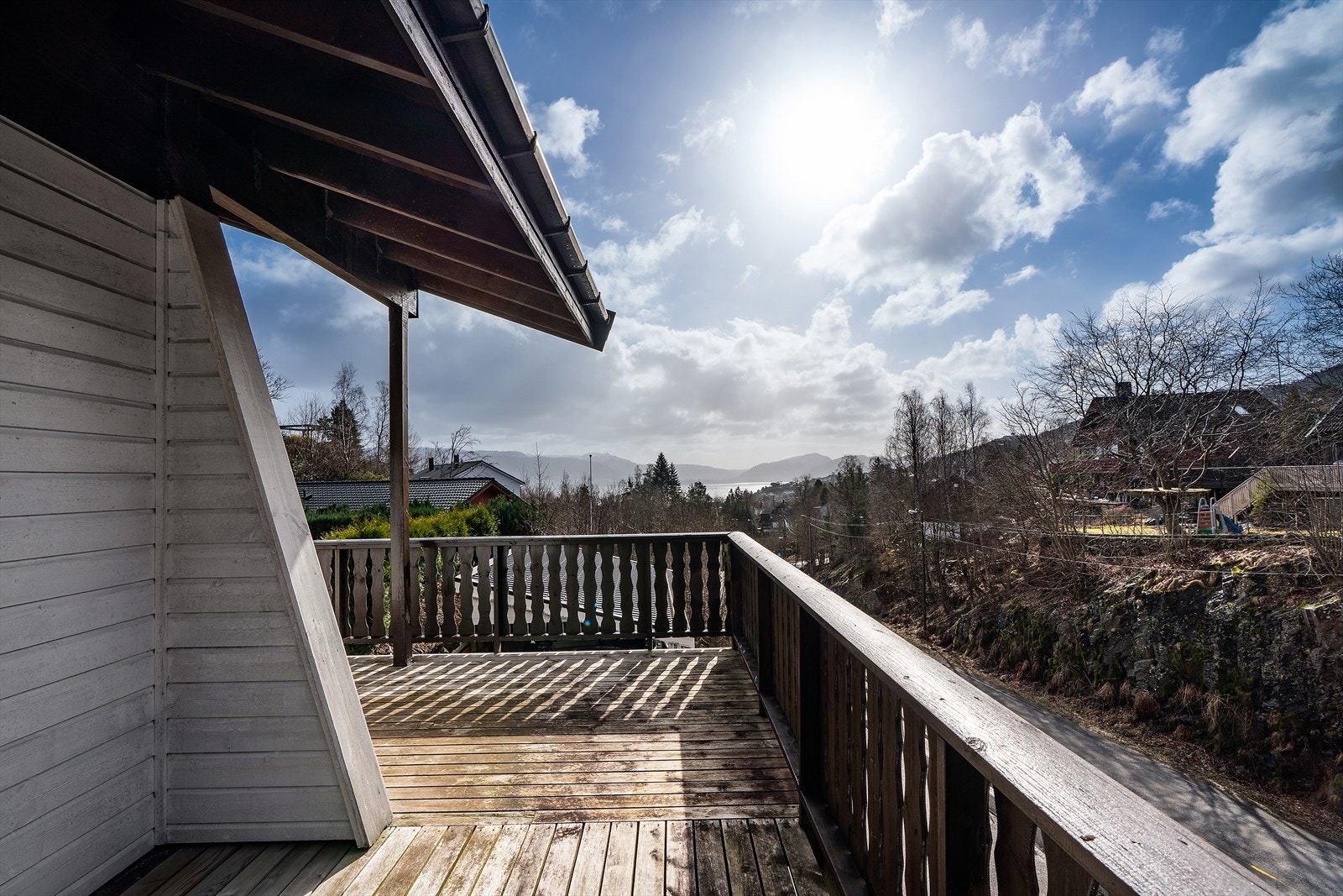 Terrassen strekker seg rundt hele bygget og du vil finne solen store deler av dagene. Galleribilde