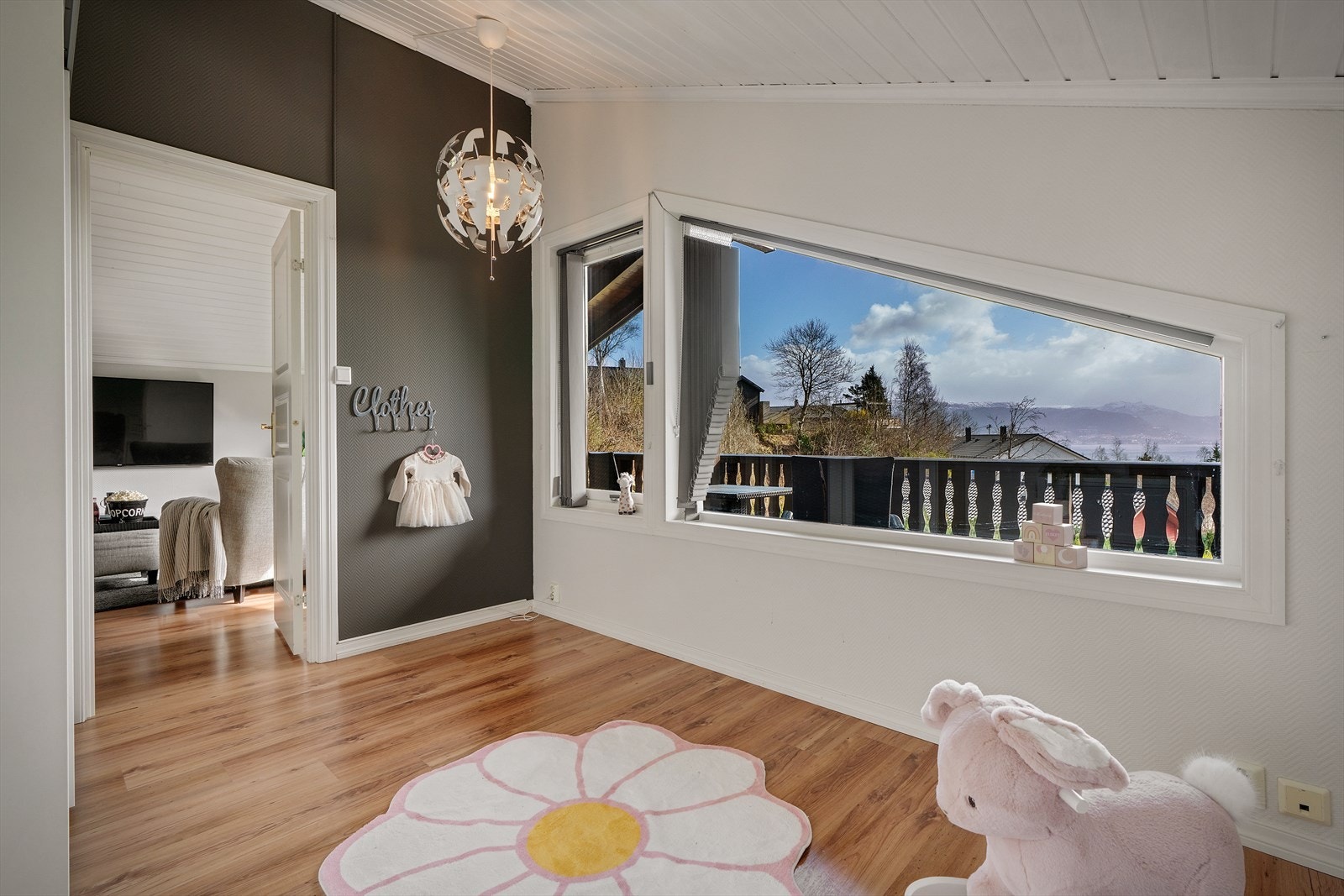 Soverommet like ved loftstuen er av fin størrelse. Galleribilde