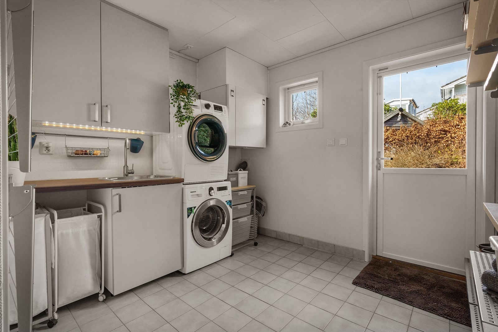 I motsatt ende av badet finner man ett praktisk vaskerom. Rommet innehar utslagsvask opplegg for vaskemaskin og tørketrommel. Galleribilde