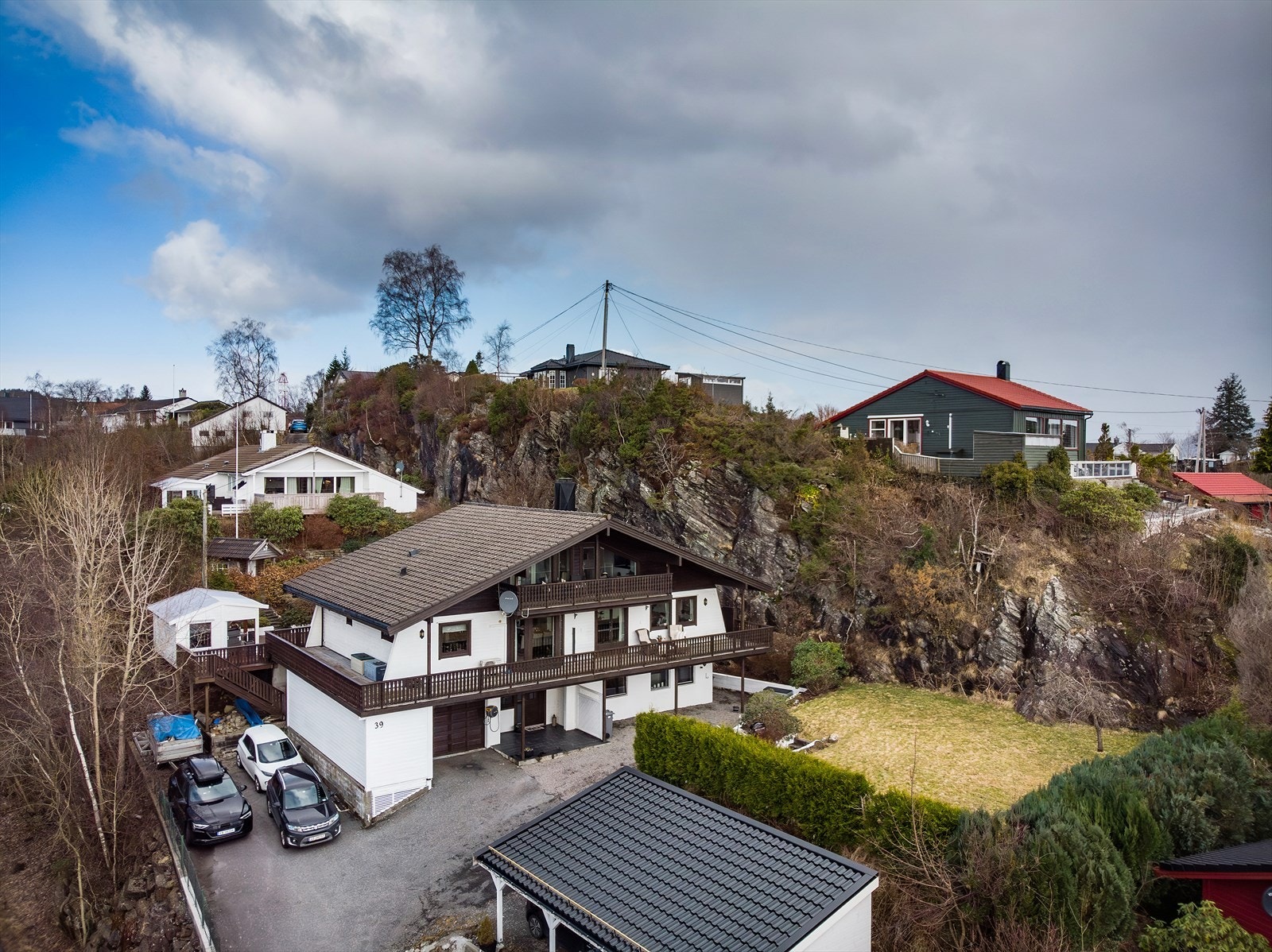 God plass til bil i garasje og på gårdsplassen. El-lader montert. Galleribilde