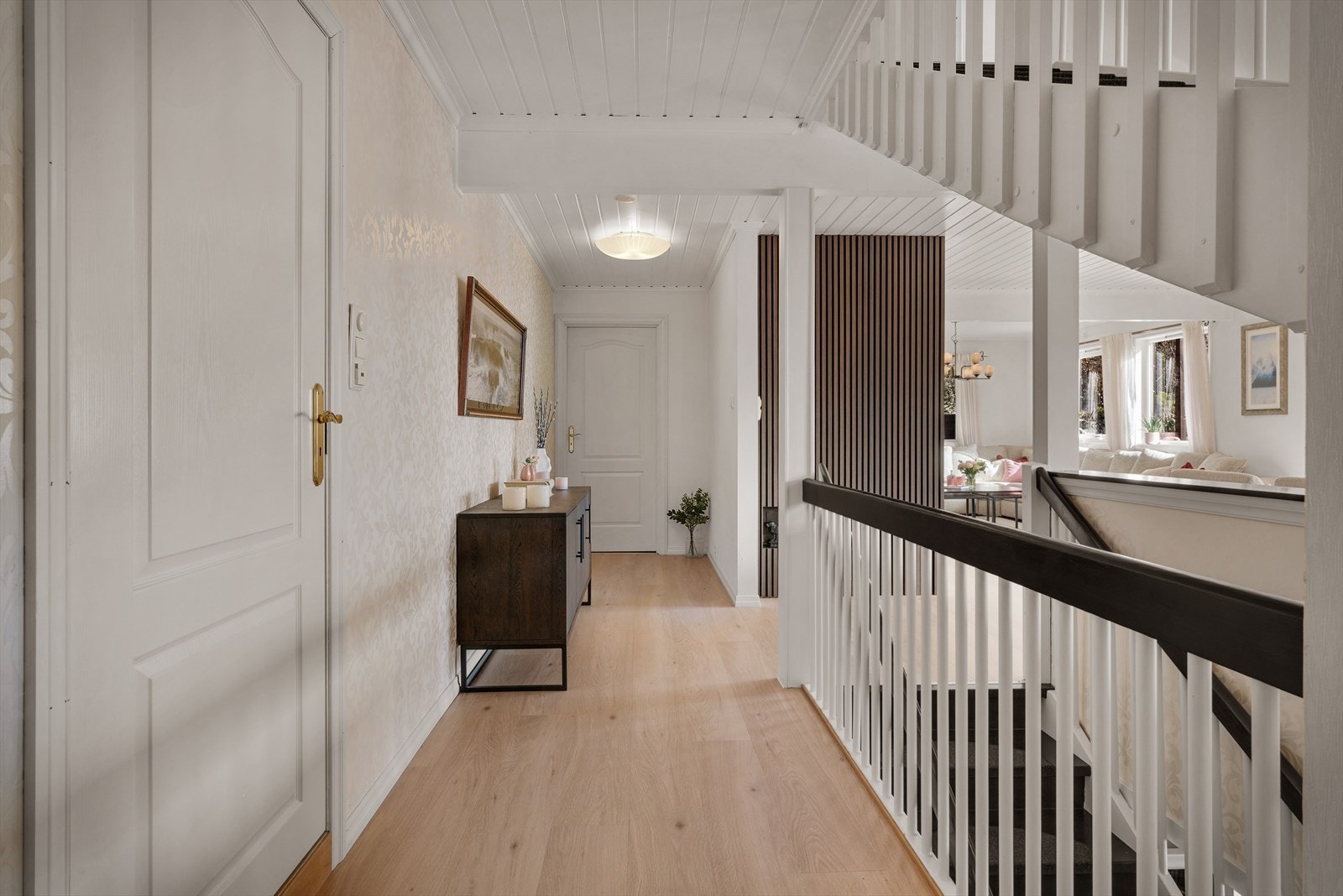 Videre fra stuen kommer man til mellomgangen som fører deg til etasjens resterende rom. Galleribilde