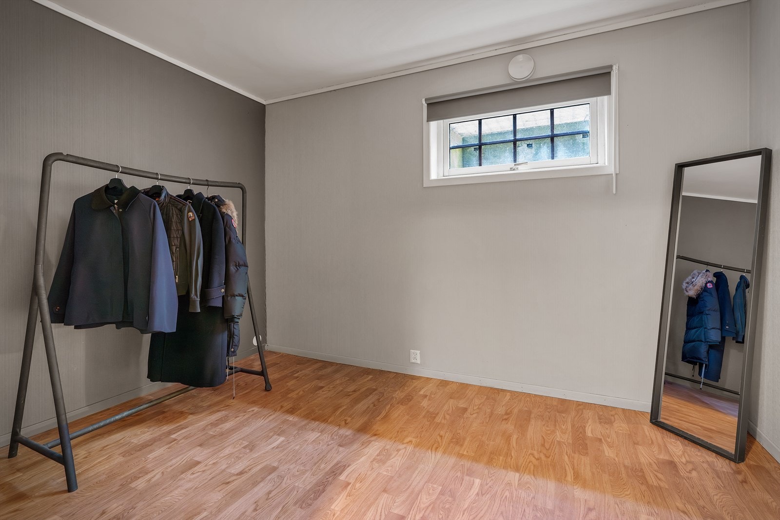 Disponibelt rom vegg i vegg med soverommet. Lyst og luftig. Galleribilde