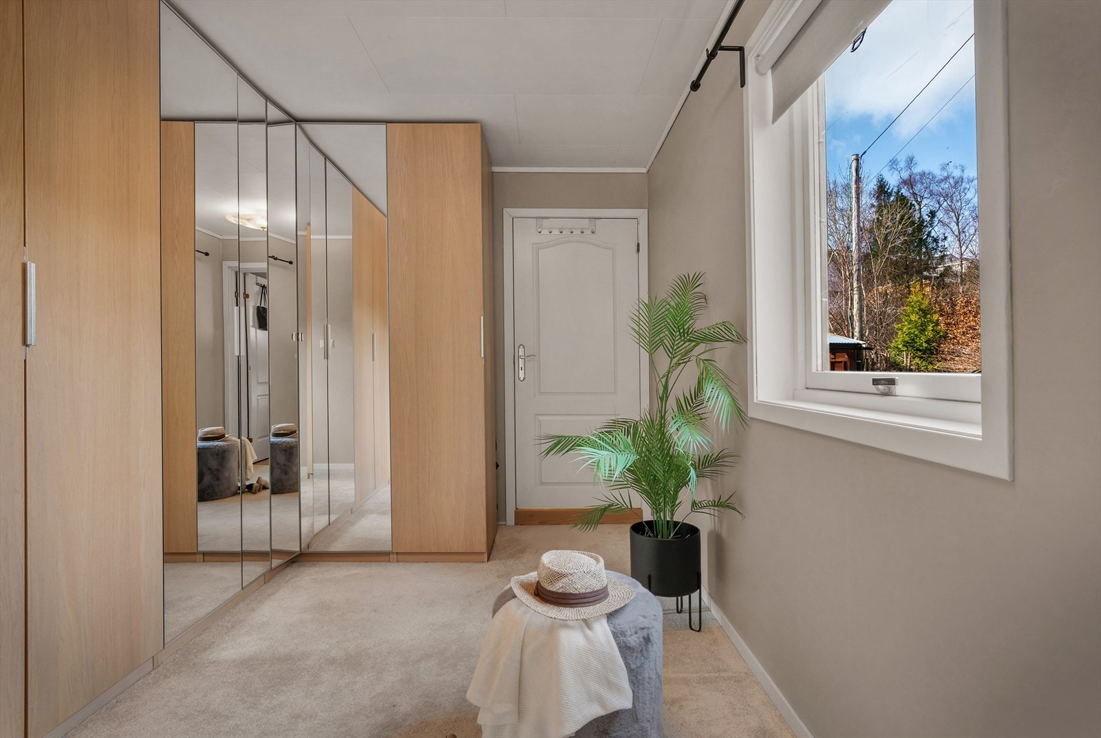 Mellom bad og hovedsoverommet har man en praktisk "garderobe". Rikelig med plass. Galleribilde