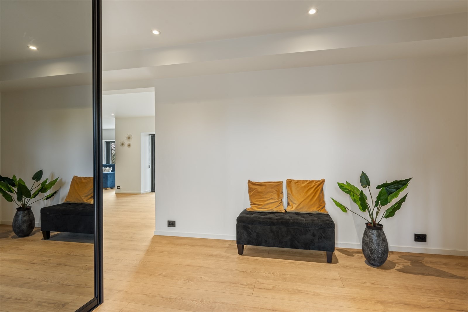 I hallen er det god plass til sko og yttertøy i praktisk skyvedørsgarderobe Galleribilde