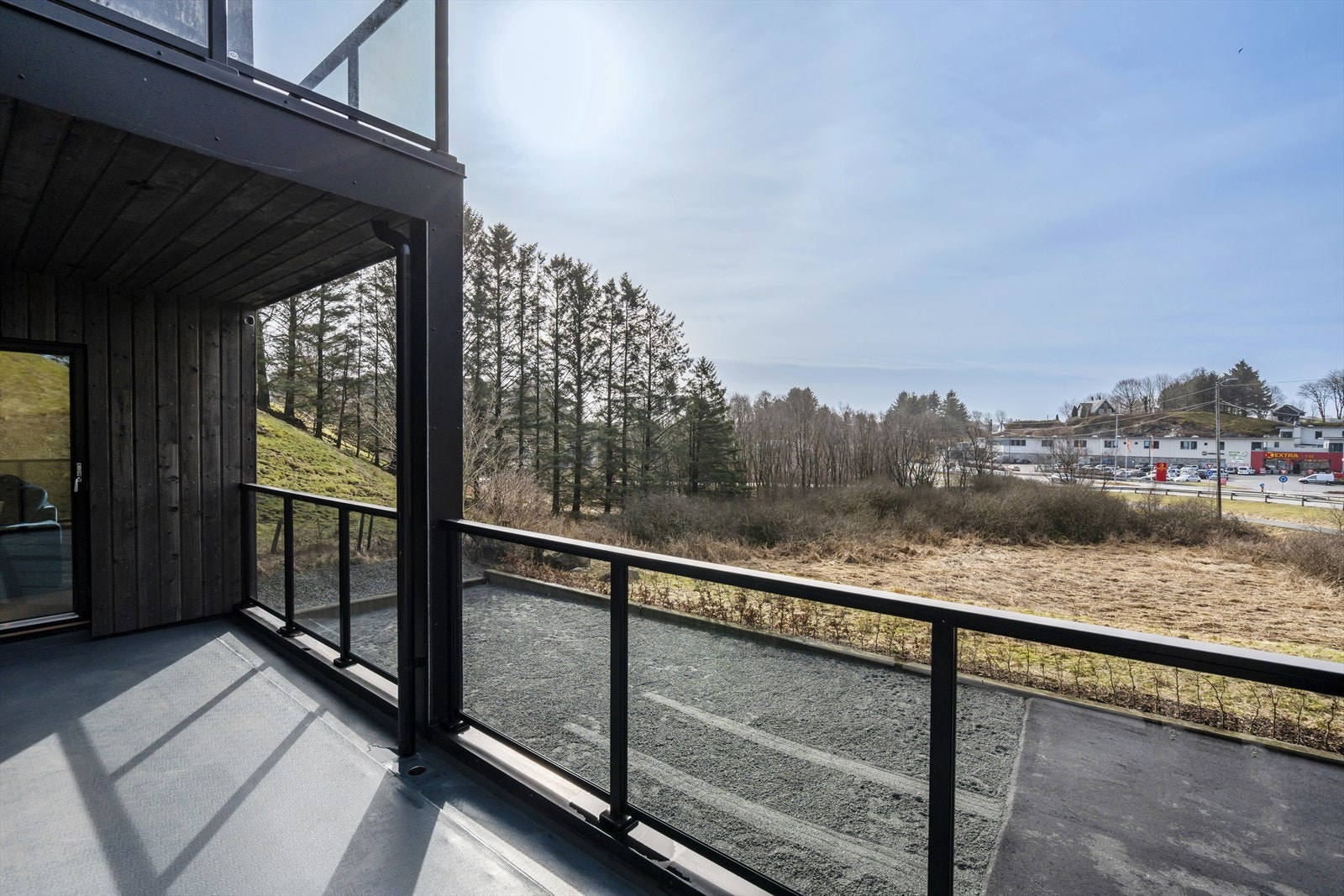 Fra stuen er det direkte utgang til herlig balkong med gode solforhold Galleribilde