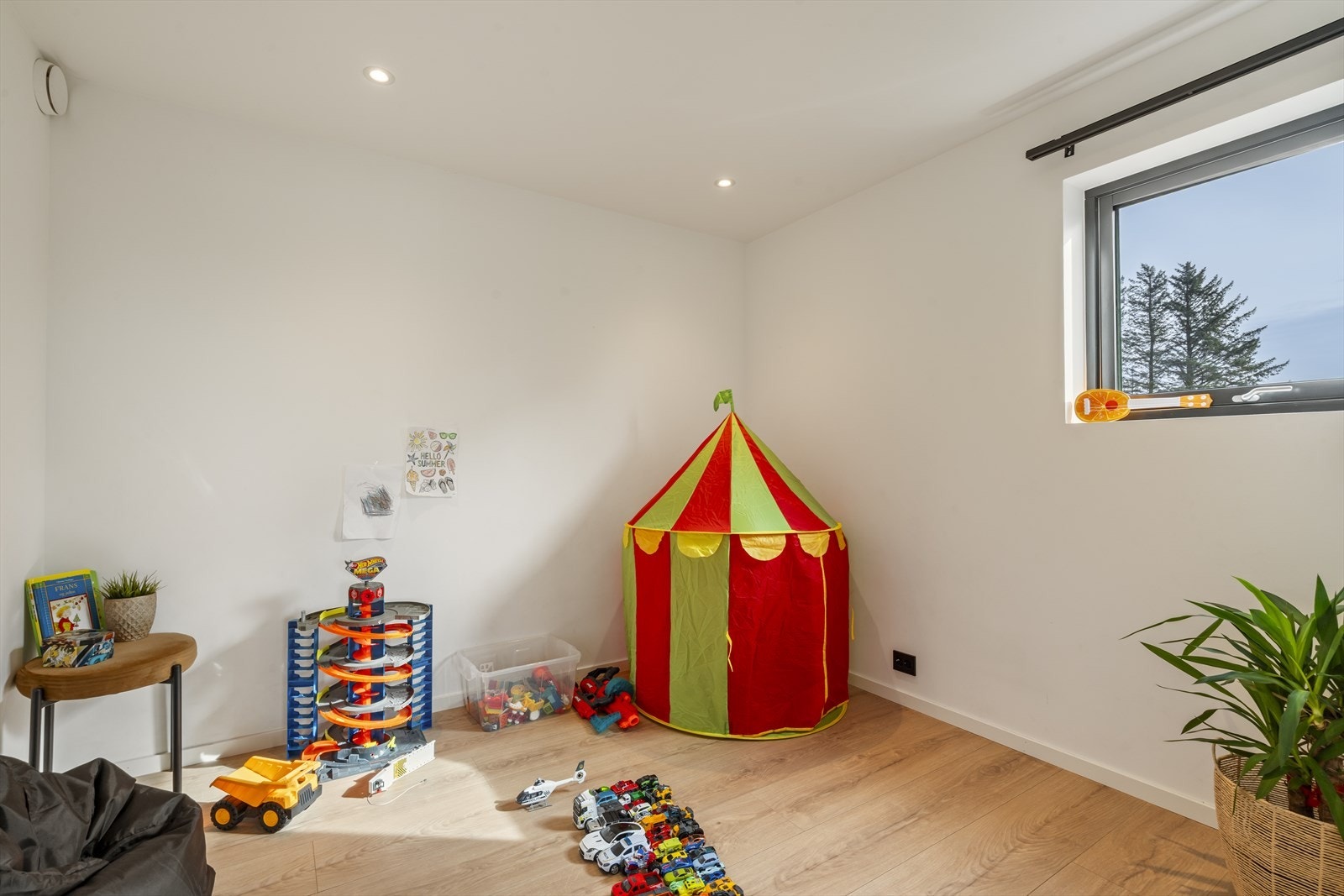 Praktisk bod med masse lagringsplass Galleribilde