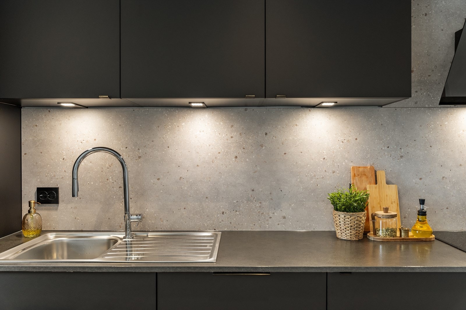 Downlights under overskapene gir godt arbeidslys Galleribilde