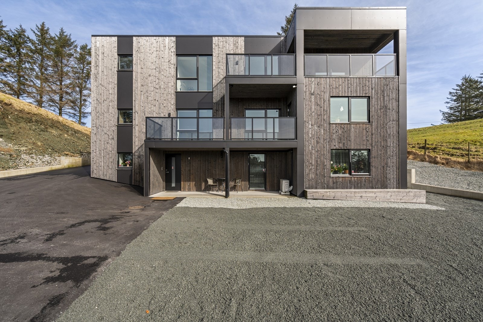 Boligen ble renovert, påbygd og ombygd i 2022 - de utvendige konstruksjonene er ca. 4 år gamle og vurderes som tilnærmet nye Galleribilde