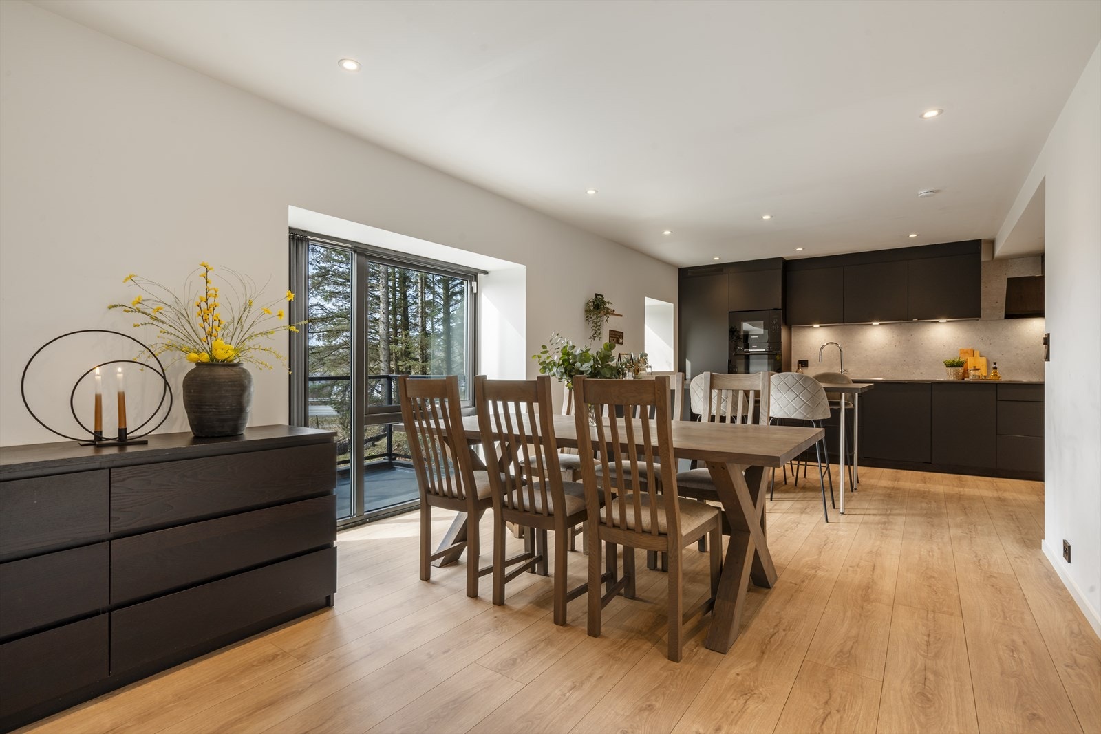 Gled deg til å invitere venner og familie til et bedre måltid samlet rundt spisebordet Galleribilde