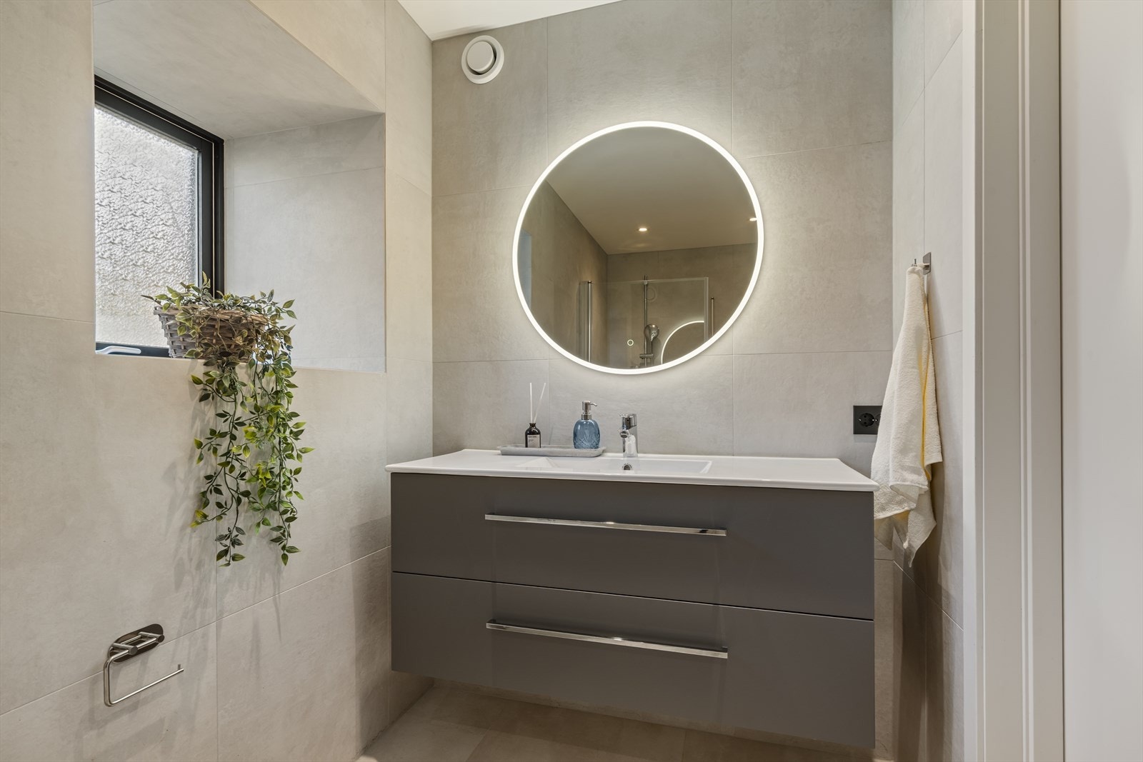 Badet er innredet med flott baderomsinnredning, vegghengt toalett og dusjnisje med glassdører Galleribilde