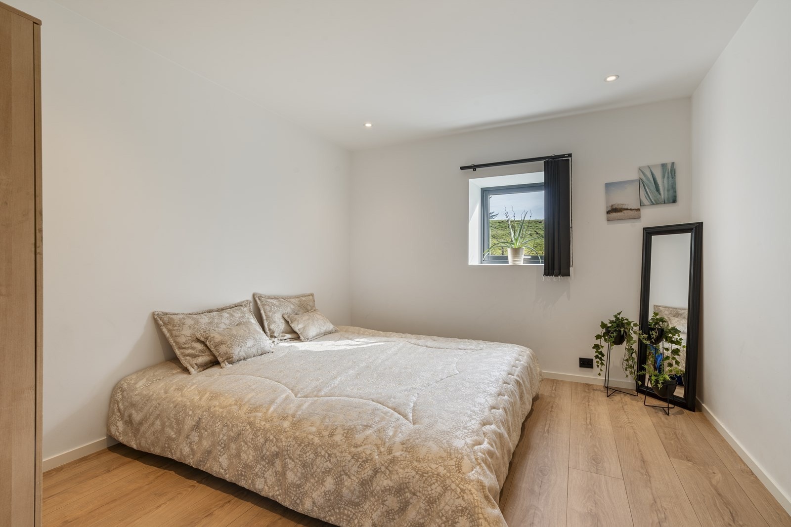 Stort og flott hovedsoverom i 1. etasje med god plass til dobbeltseng og tilhørende nattbord Galleribilde