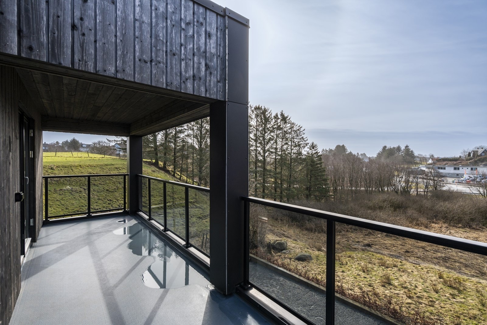 Fra stuen er det direkte utgang til stor balkong med fri utsikt mot sør Galleribilde