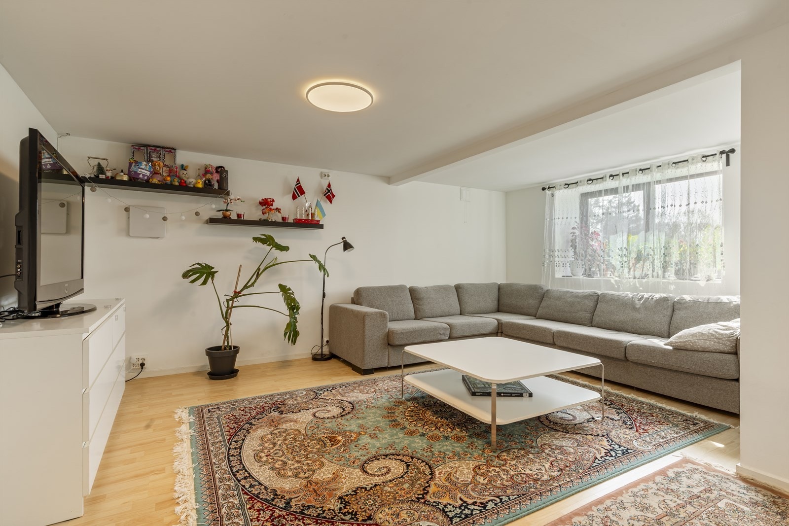 Lys og pen stue med plass til sofagruppe og spisebord Galleribilde