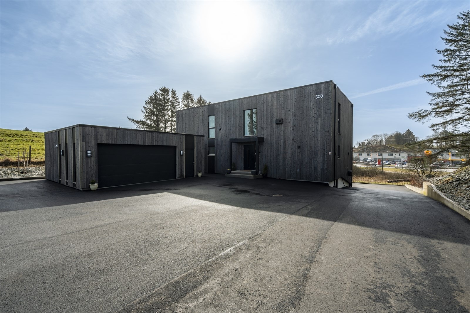 Det er gode parkeringsmuligheter i stor, dobbel garasje samt i asfaltert gårdsrom Galleribilde