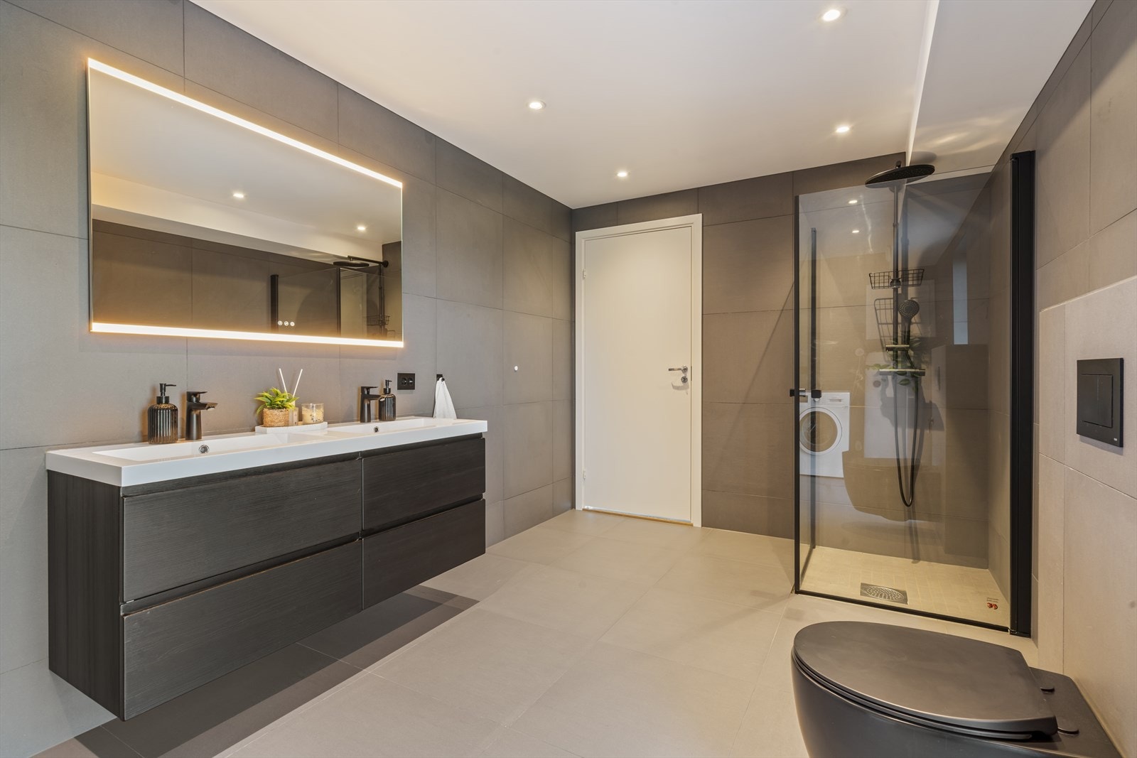 I 2. etasje finner du et stort og flott bad/vaskerom med fliser på gulv og vegger - det er installert varmekabler i gulvet Galleribilde