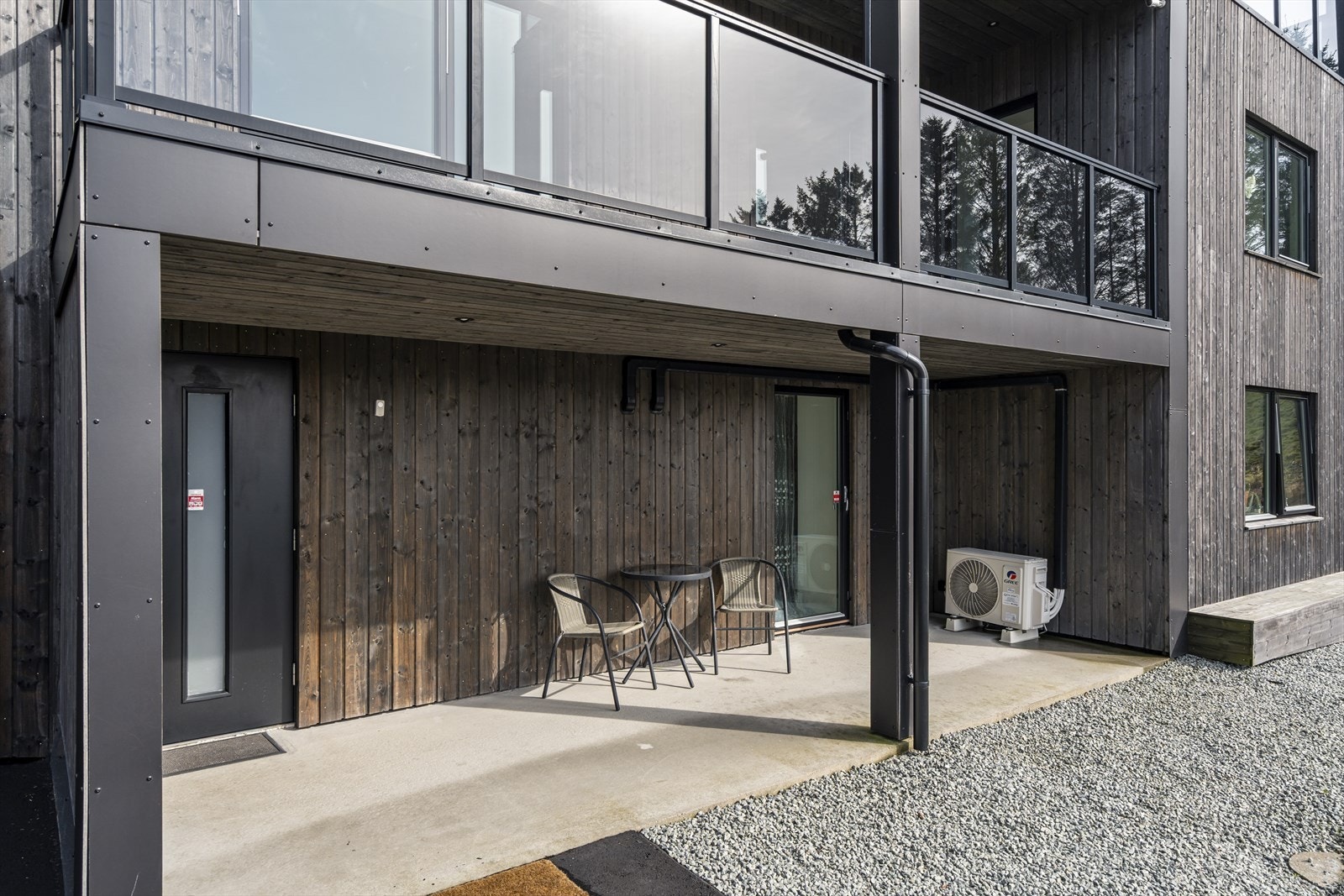 I underetasjen er det egen leilighet som består av gang, stue, kjøkken, tre soverom og bad - det presiseres at rommene ikke er godkjent som oppholdsrom, samt at leiligheten ikke er formelt godkjent som en selvstendig boenhet Galleribilde