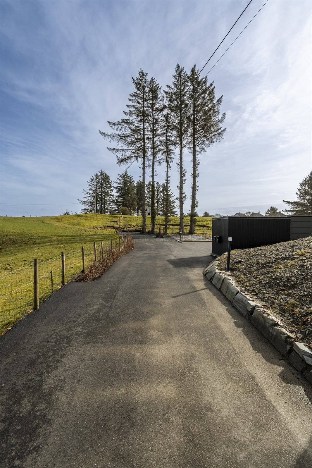 Eiendommen har en flott, asfaltert innkjørsel med belysning Galleribilde