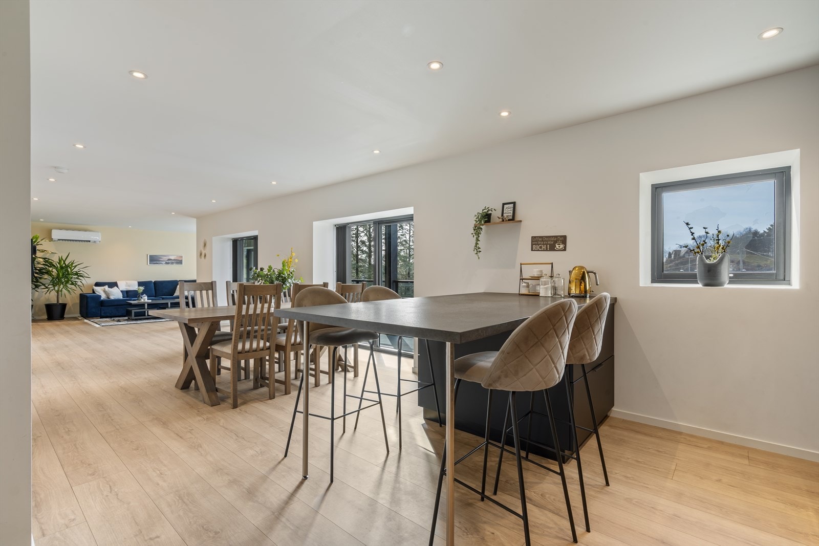 Boligen har laminat på gulvoverflatene, mens vegger og himlinger er kledd med malte, slette plater Galleribilde