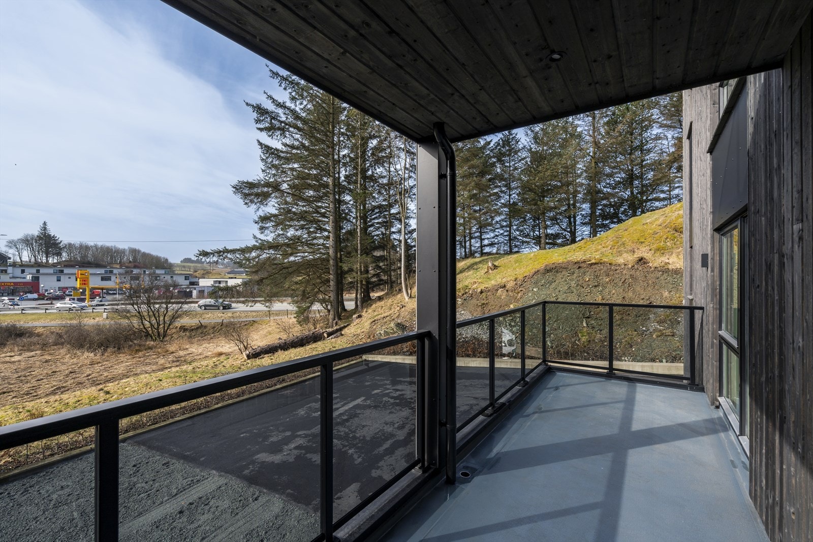 Balkongen har god plass til ønsket utemøblement Galleribilde