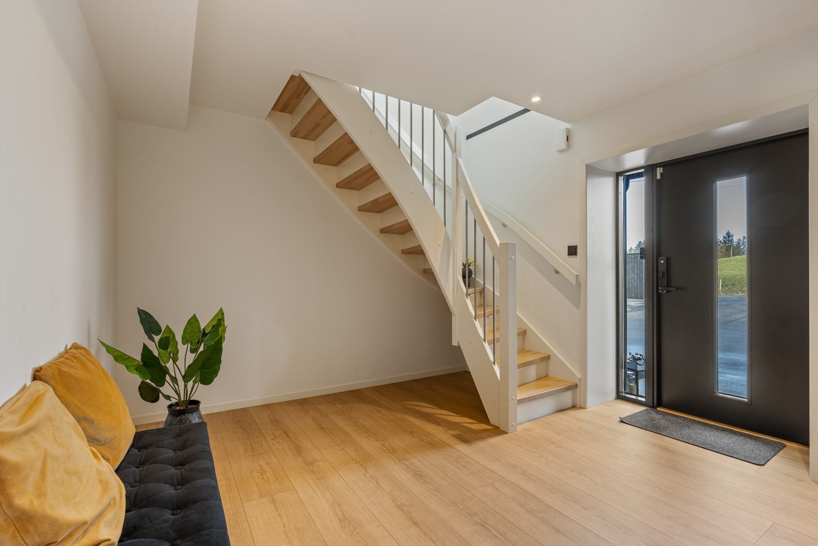 En romslig og luftig hall ønsker deg velkommen inn i boligen! Galleribilde