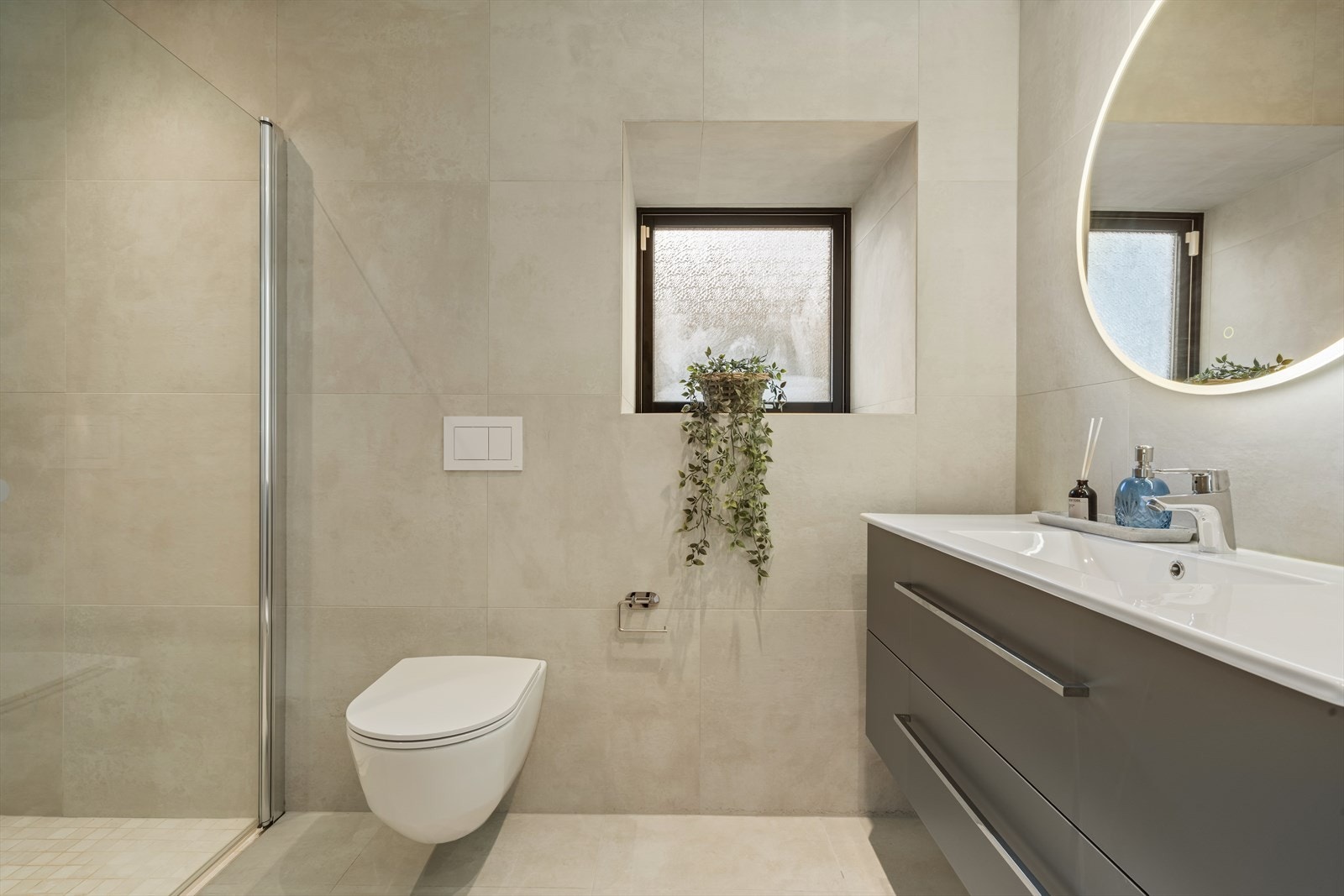 I 1. etasje finner du et delikat og lekkert bad med fliser på gulv og vegger - det er varmekabler i gulvet som sørger for en jevn romtemperatur Galleribilde