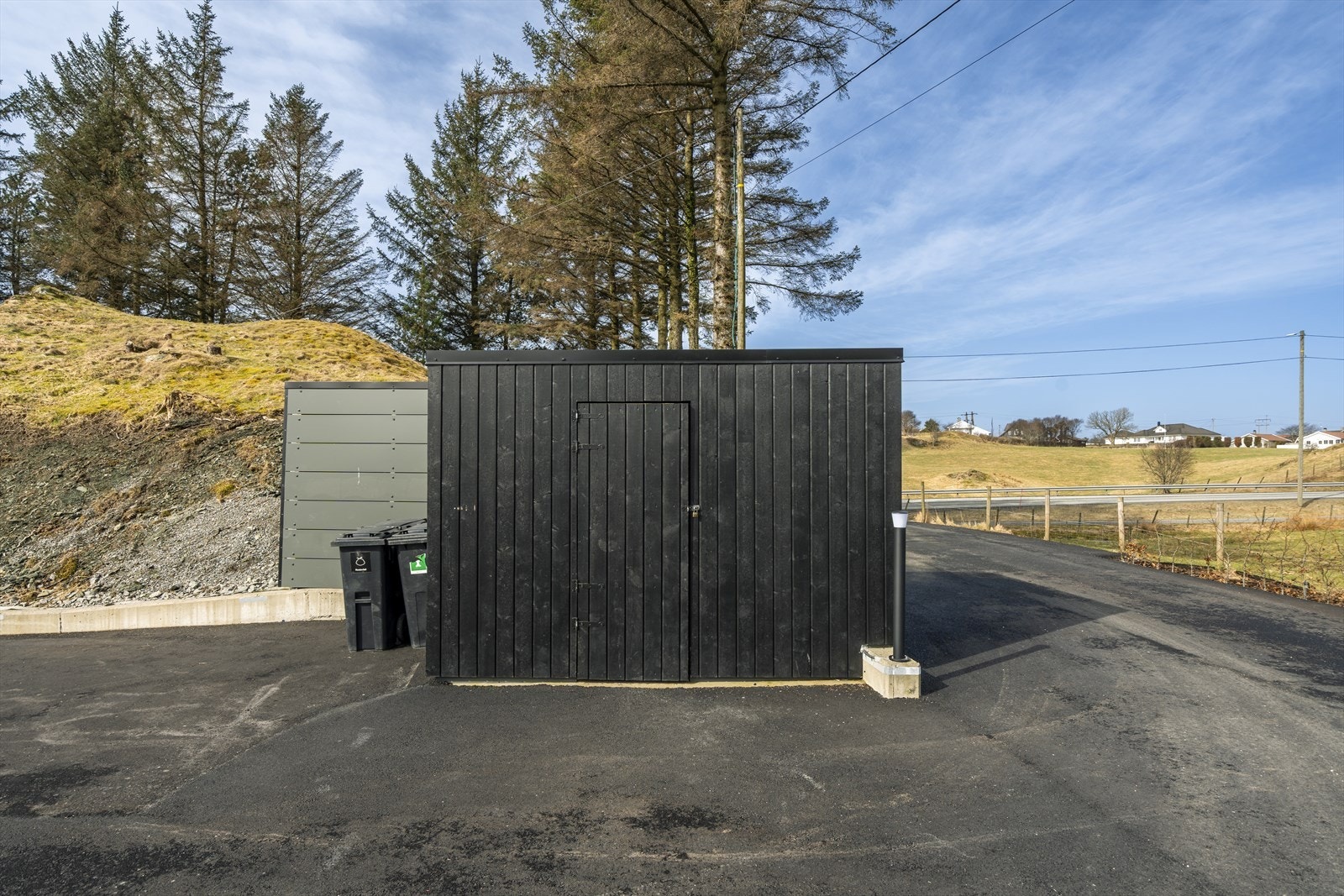 Frittliggende sportsbod med ekstra lagringsplass (ikke omsøkt/godkjent) Galleribilde