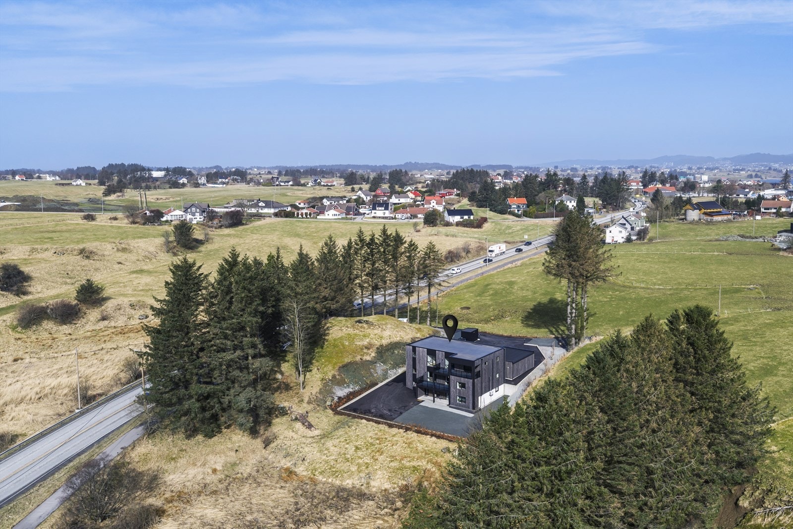 Eiendommen ligger landelig og fint til på Veldetun med kort vei til både skole, barnehage, turområder, dagligvarebutikk, samt Avaldsnes sentrum med flere butikker Galleribilde