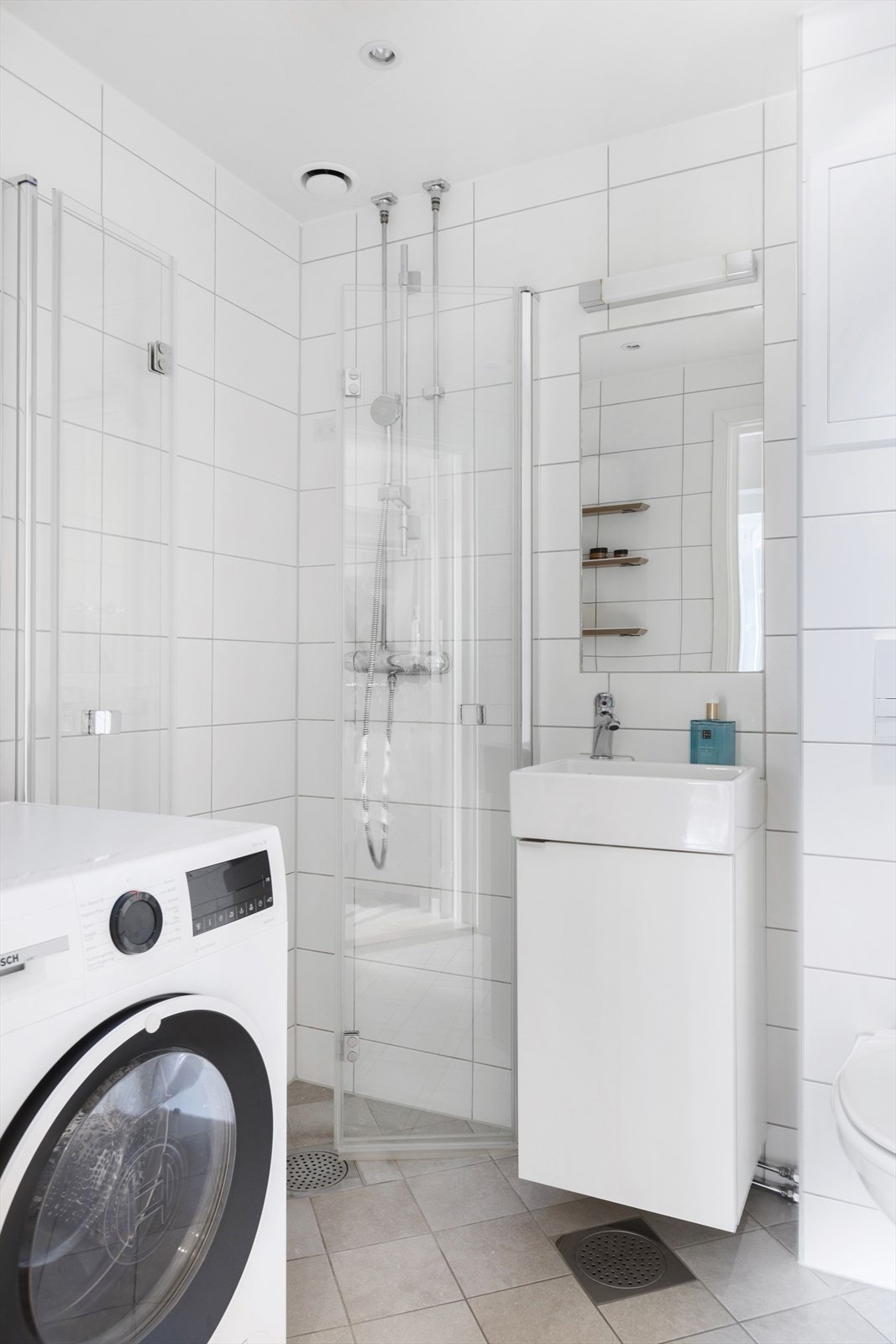 Flislagt bad med gulvvarme, vegghengt toalett og opplegg for vaskemaskin. Badet ble renovert i 2015, hvor det ble gjort ytterligere oppgraderinger i 2020. Galleribilde