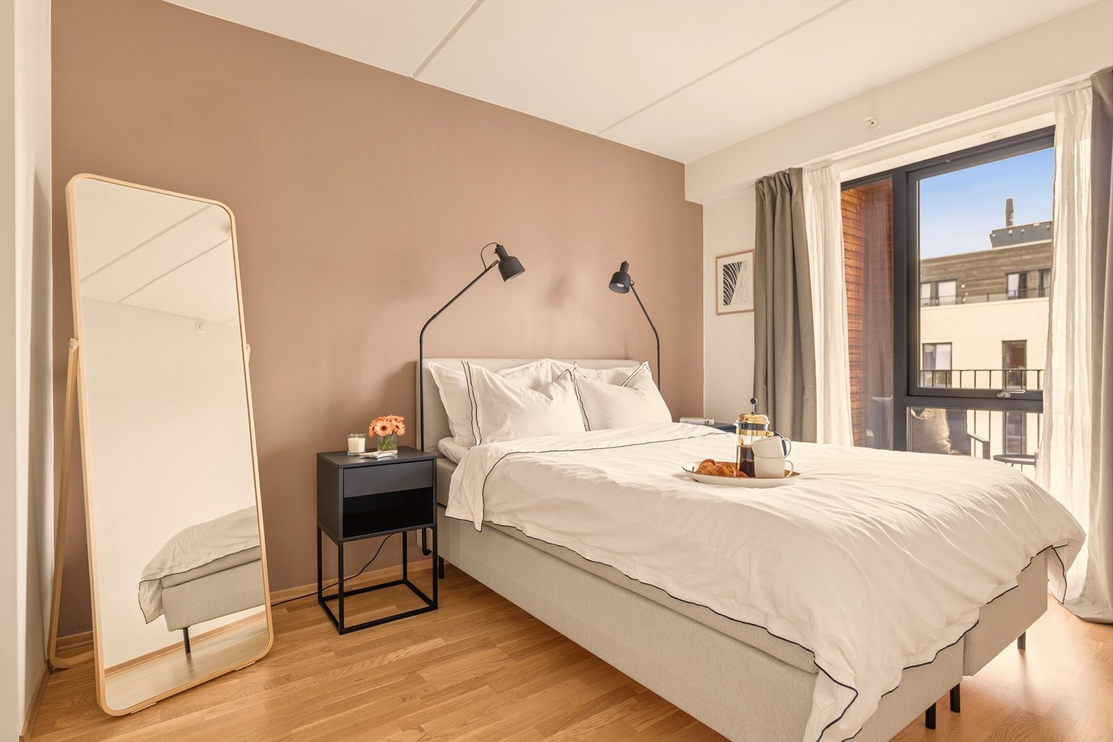 Romslig og lyst soverom med god plass til stor seng og nattbord. Galleribilde