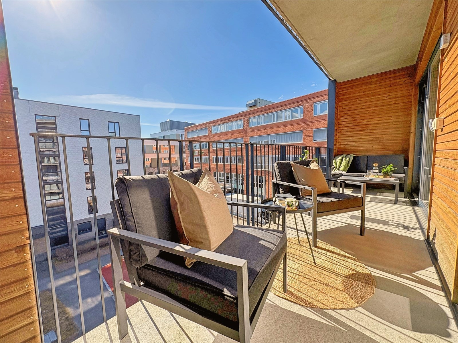 Romslig og solrik balkong på 9 m². Galleribilde