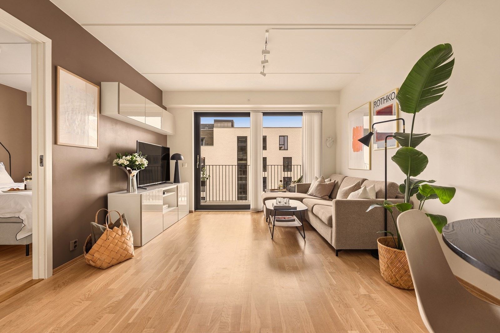 Boligen har vannbåren gulvvarme i alle rom med unntak av soverommet. Galleribilde